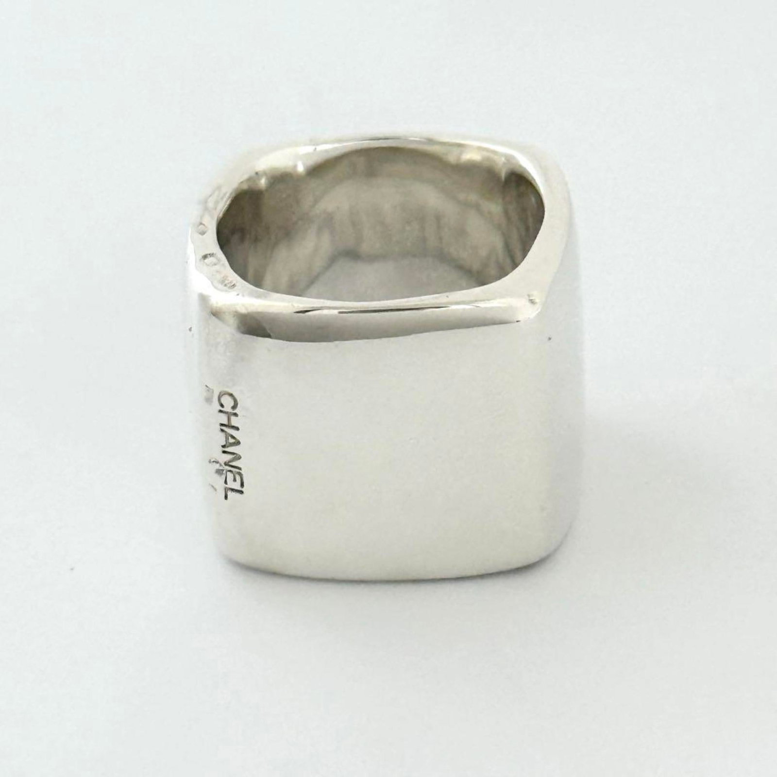 Chanel silver band ring 925: Chanel silver band ring 925 Silver band ring from Chanel, made from 925 material. This vintage piece features a classic design with a simple yet elegant silver band. The US size is 6.5 and JP size is