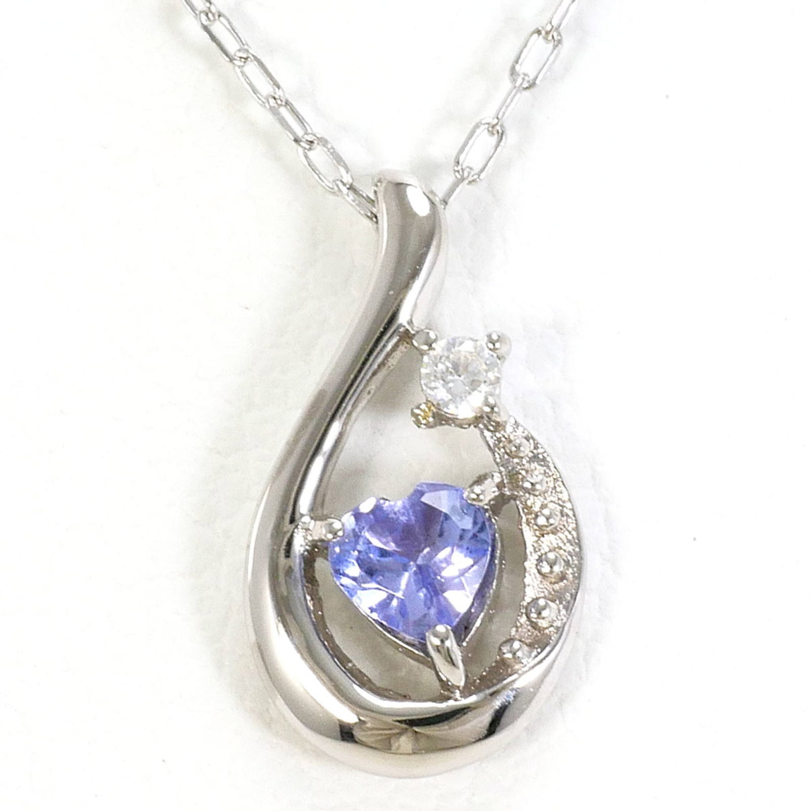 K10 10K Wg White Gold Necklace With Tanzanite And Zirconia Total Weight 1.0G 40Cm Like New Condition: K10 10K Wg White Gold Necklace With Tanzanite And Zirconia Total Weight 1.0G 40Cm Like New Condition White gold (10K) necklace with a total weight of 1g, featuring a 40cm length and a pendant