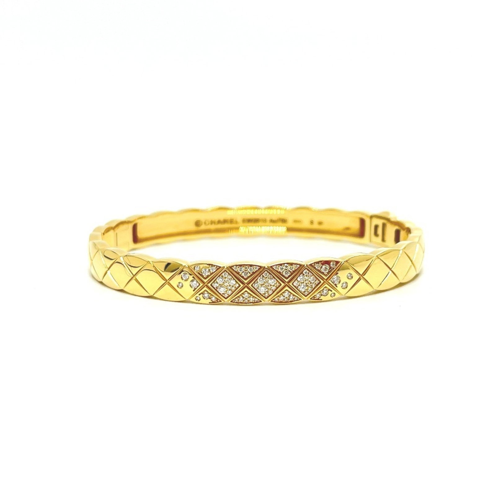 Chanel Charm Bracelet Yellow Gold (18K): Chanel Charm Bracelet Yellow Gold (18K) Chanel Charm Bracelet Yellow Gold (18K) boasts a sleek design with a diamond stone, adding a touch of elegance to any outfit. The 16cm length and 7mm width make