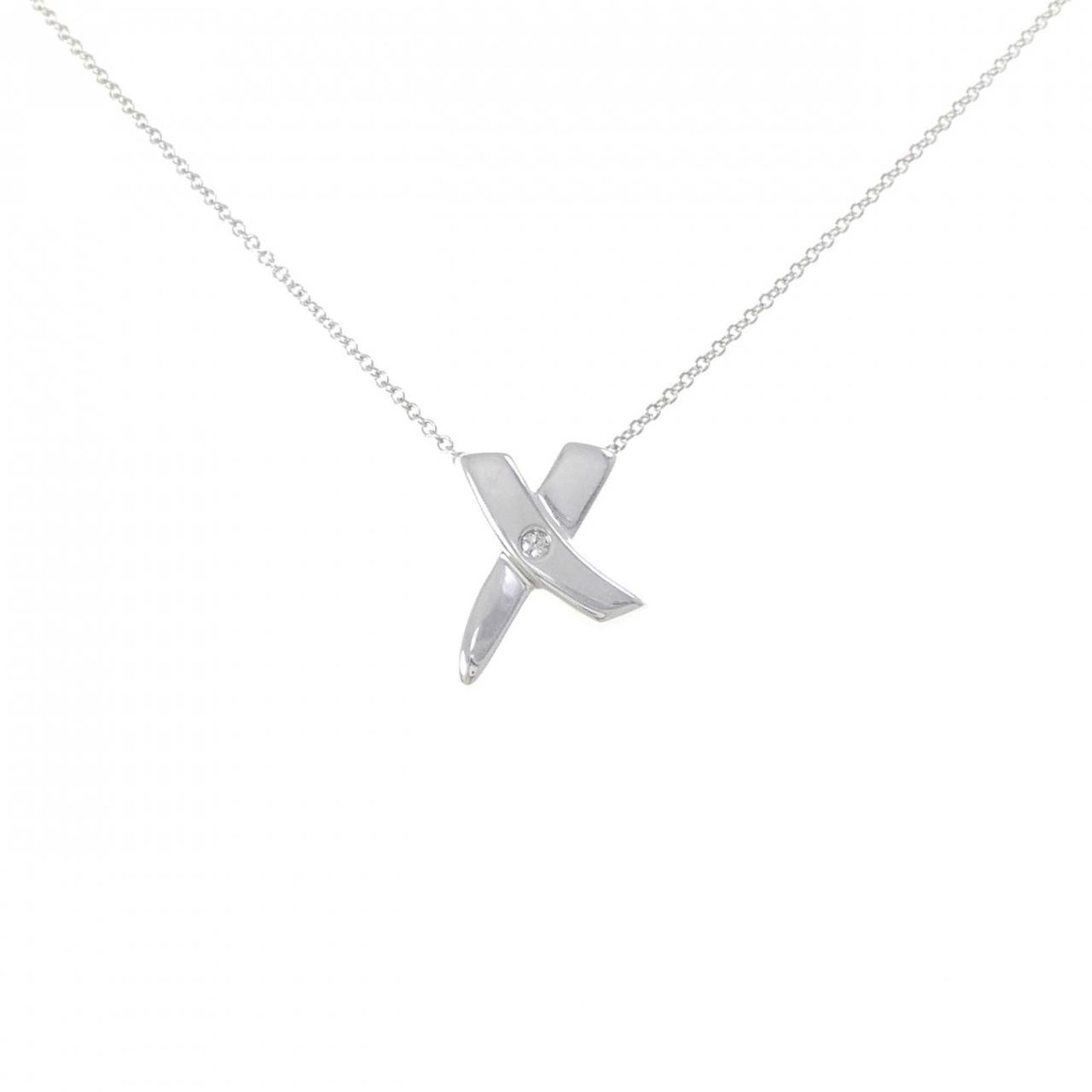 Kiss Necklace Tiffany: Kiss Necklace Tiffany Silver Tiffany Necklace features a diamond pendant, measuring 14.6mm x 11.6mm, suspended from a 41 cm / 16.14'' chain made of 925 sterling silver. The necklace type is a pendant,