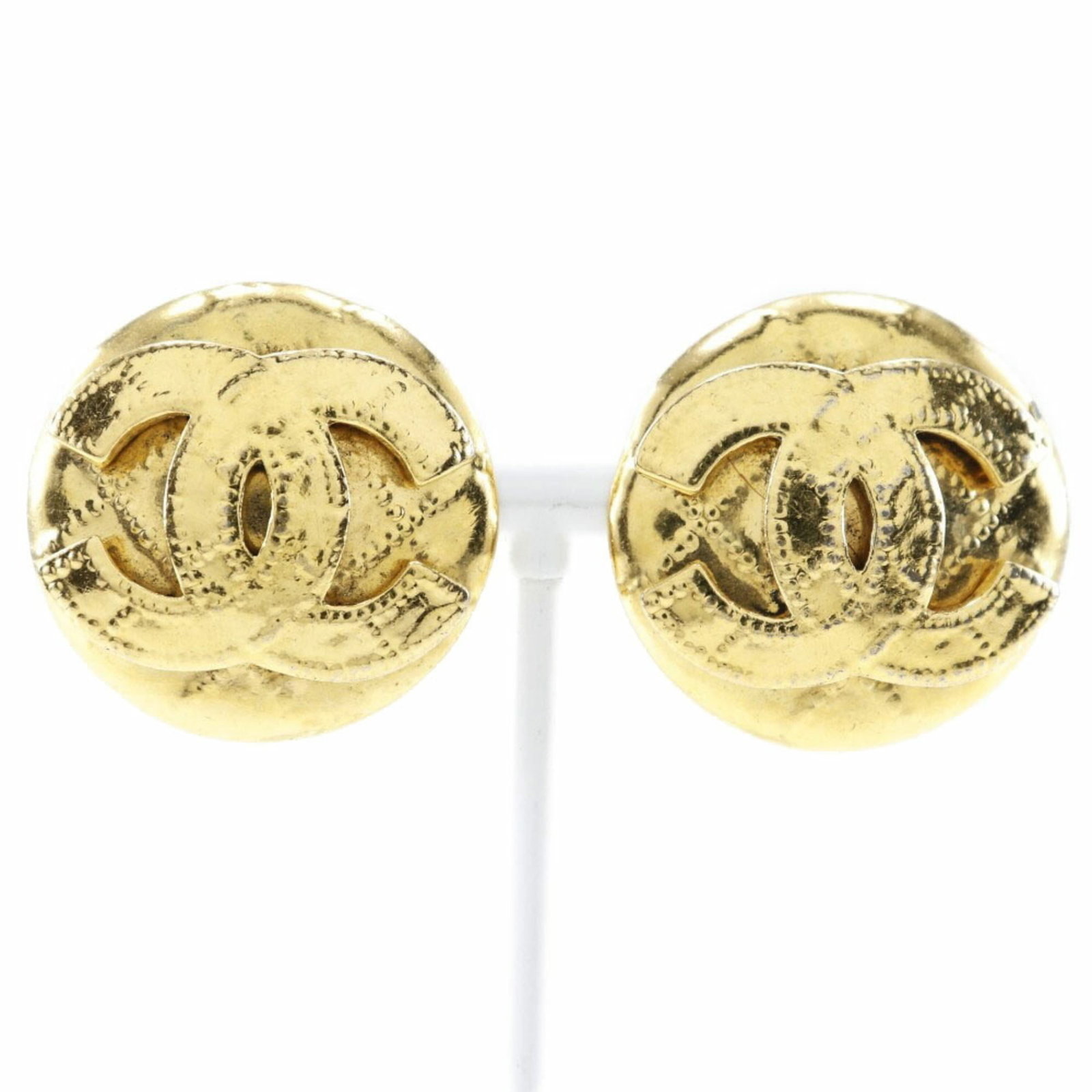 Chanel ladies matelasse gold earrings vintage here mark plated 94p: Chanel ladies matelasse gold earrings vintage here mark plated 94p Gold plating on the Chanel matelasse design adds a touch of sophistication to these vintage earrings, measuring 30.00mm x 31.00mm in 