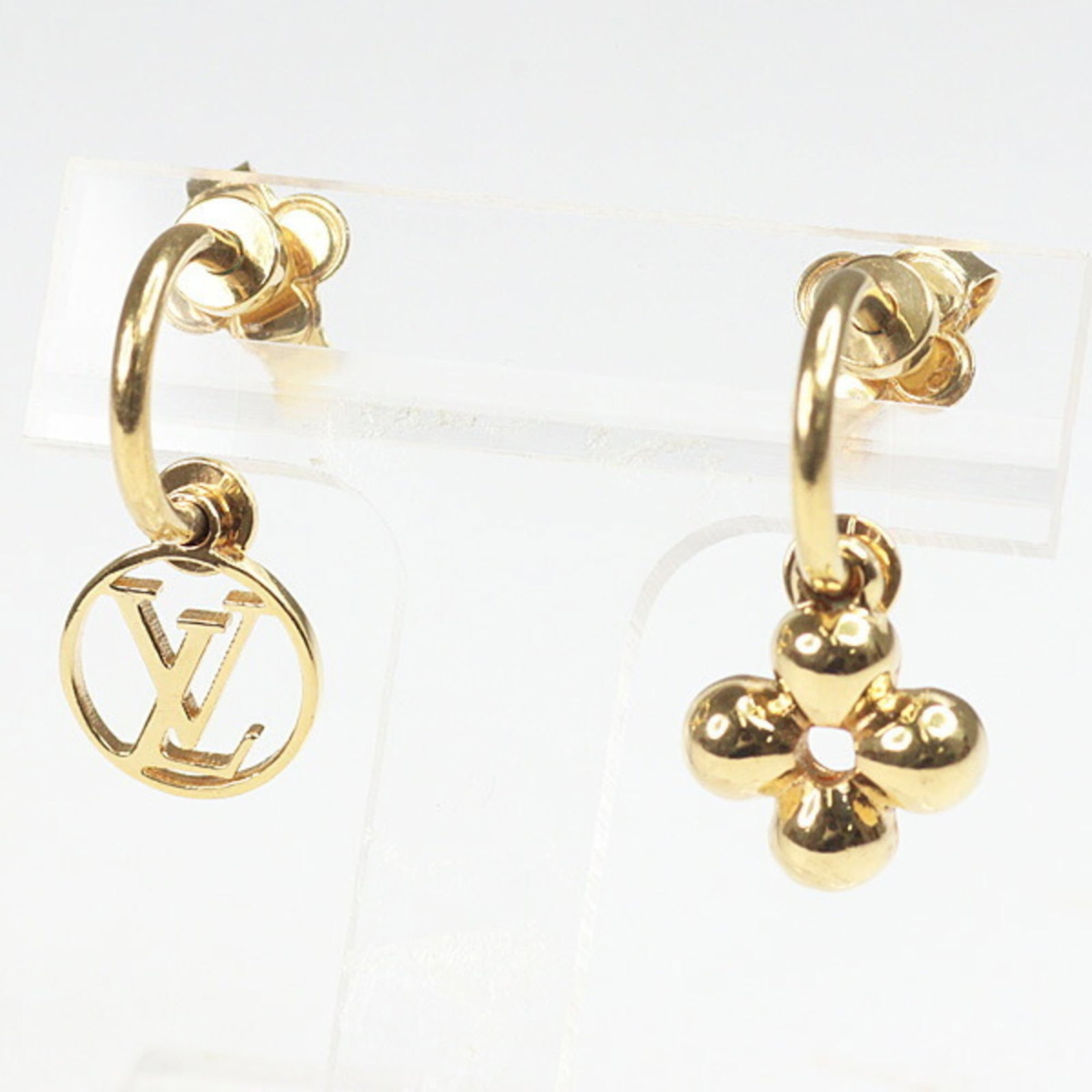 Louis Vuitton earrings metal drop: Louis Vuitton earrings metal drop Gold metal drop earrings from the iconic Louis Vuitton Monogram line. Featuring the signature interlocking LV initials, these elegant earrings showcase a timeless