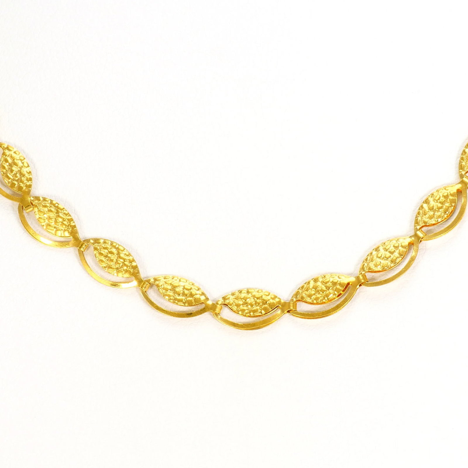 K24 24K Yg Yellow Gold Necklace Total Weight 5.9G 41Cm Like New Condition: K24 24K Yg Yellow Gold Necklace Total Weight 5.9G 41Cm Like New Condition The K24 24K Yellow Gold Necklace boasts a total weight of 5.9g and measures 41cm in circumference, making it a substantial