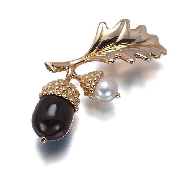 Akoya pearl 5.0Mm tiger's eye rose gold 750 acorn 18K Mikimoto brooch: Akoya pearl 5.0Mm tiger's eye rose gold 750 acorn 18K Mikimoto brooch The Akoya pearl 5.0mm tiger's eye rose gold 750 acorn brooch boasts an elegant combination of natural beauty and luxurious