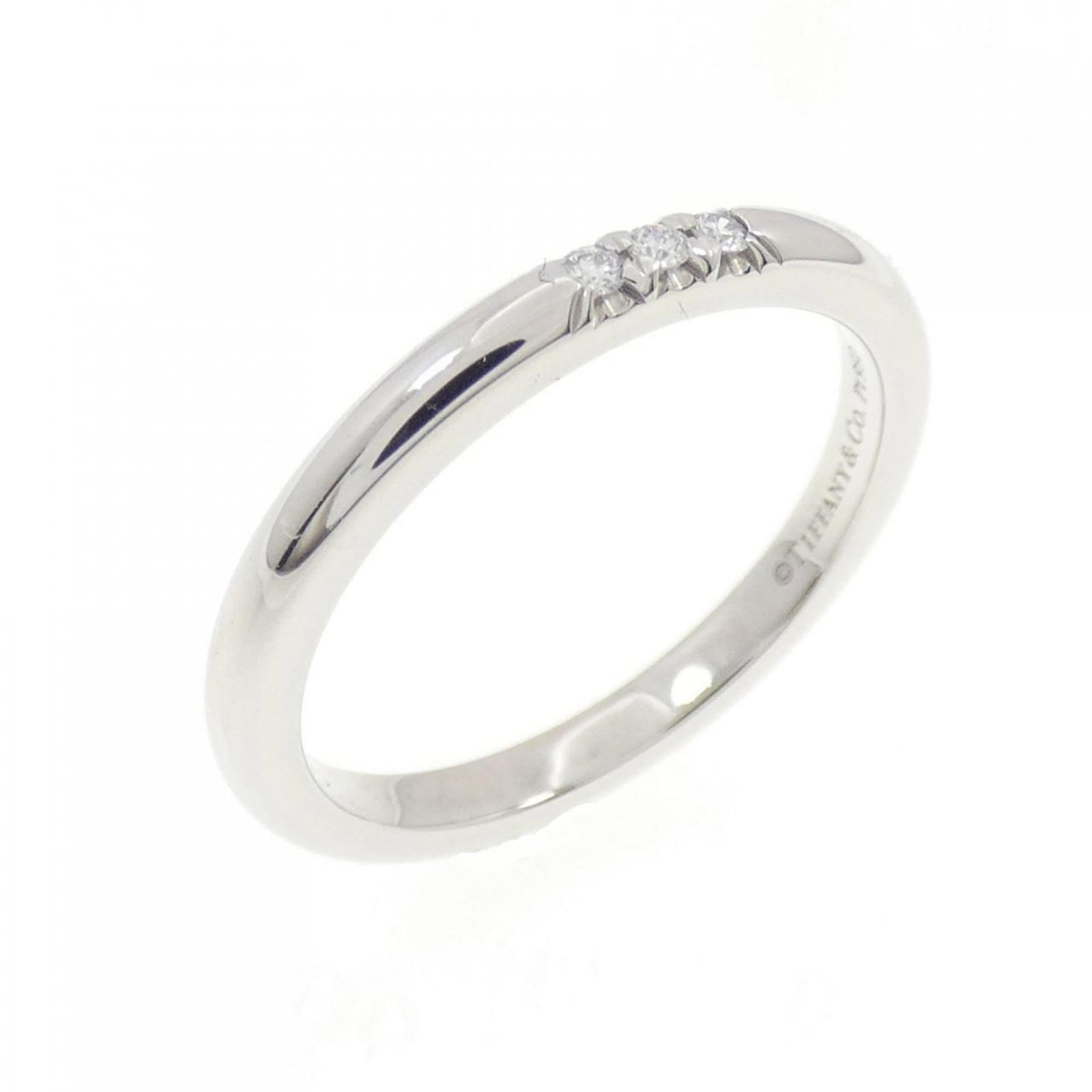 Tiffany platinum ring band: Tiffany platinum ring band Platinum ring band from Tiffany, featuring a 950 platinum material and a diamond stone. This US size 5 ring also corresponds to a JP size 9. The item bears a signature.