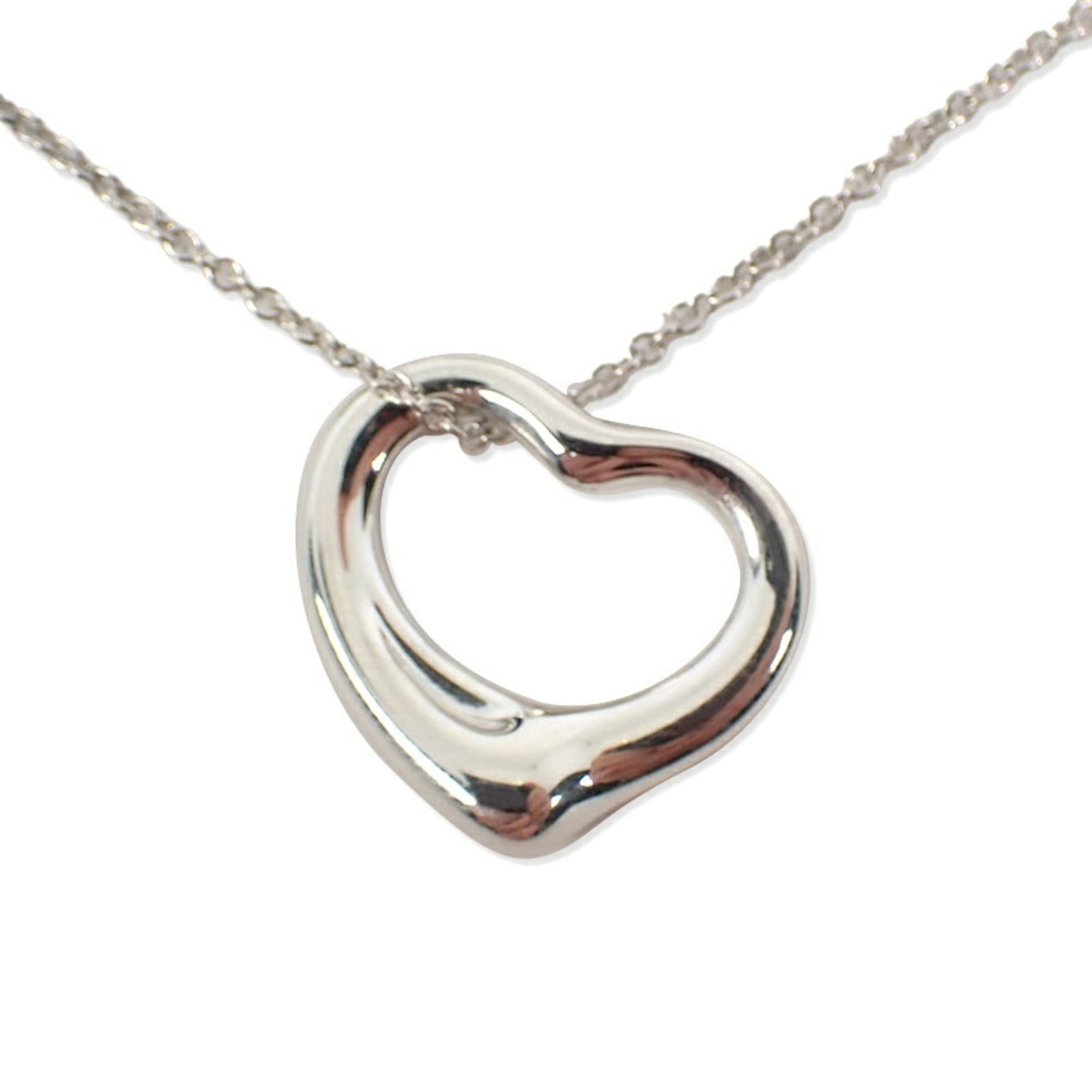 Tiffany 925 Heart Pendant Necklace J81-4: Tiffany 925 Heart Pendant Necklace J81-4 Sterling silver 925 Tiffany necklace features a beautiful heart pendant, measuring 13.6mm x 15.6mm in size, suspended from a 41.5 cm / 16.33'' chain. The