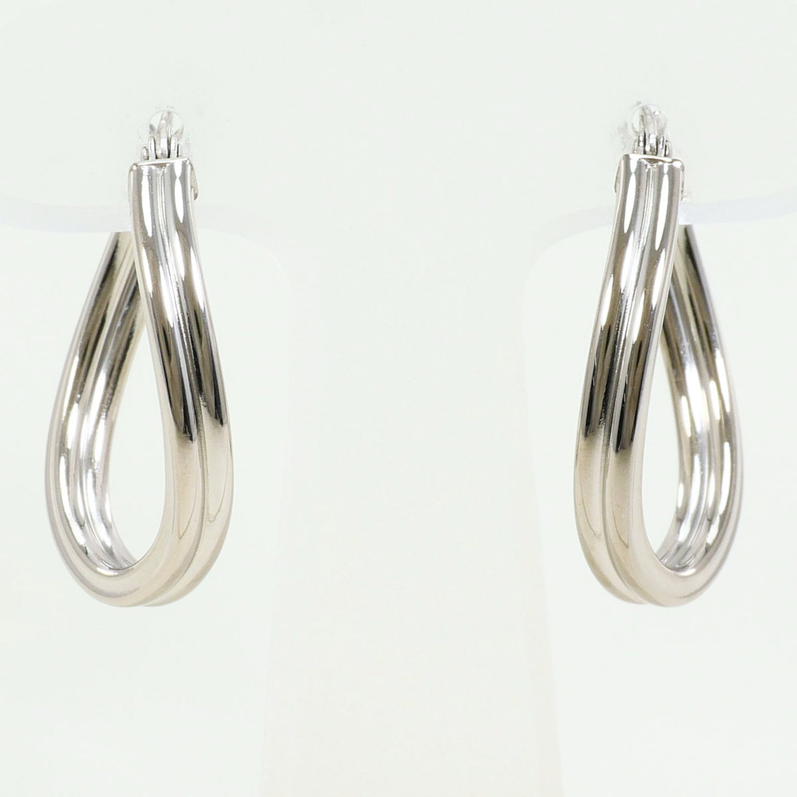 Unbranded Drop Earrings White Gold (18K): Unbranded Drop Earrings White Gold (18K) Unbranded drop earrings in 18K white gold, featuring a sleek and modern design. Weighing 1.8g each, these earrings showcase the purity of 18K white gold metal.