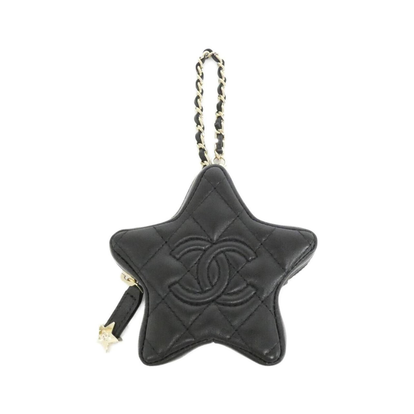 Handbag Leather Charm Chanel: Handbag Leather Charm Chanel The Chanel AP4985 Handbag Leather Charm is a sleek and sophisticated accessory, crafted from high-quality lamb leather in black and gold. Measuring 100mm x 100mm x 30mm,