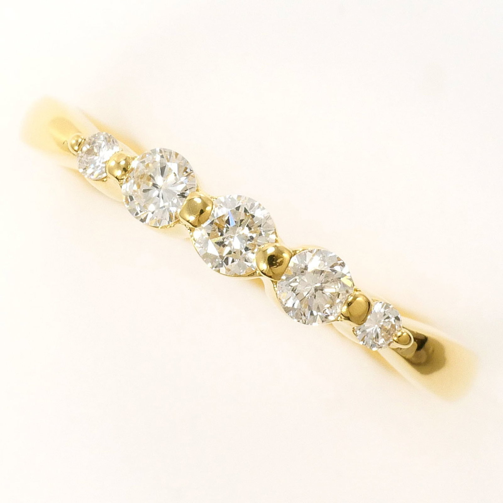 Ring Band Unbranded: Ring Band Unbranded Yellow gold band ring featuring a 0.30ct diamond, available in US size 6.5 and Japanese size 12. The ring's 18K metal purity adds durability to its 3mm width design. Weighing 1.8g,