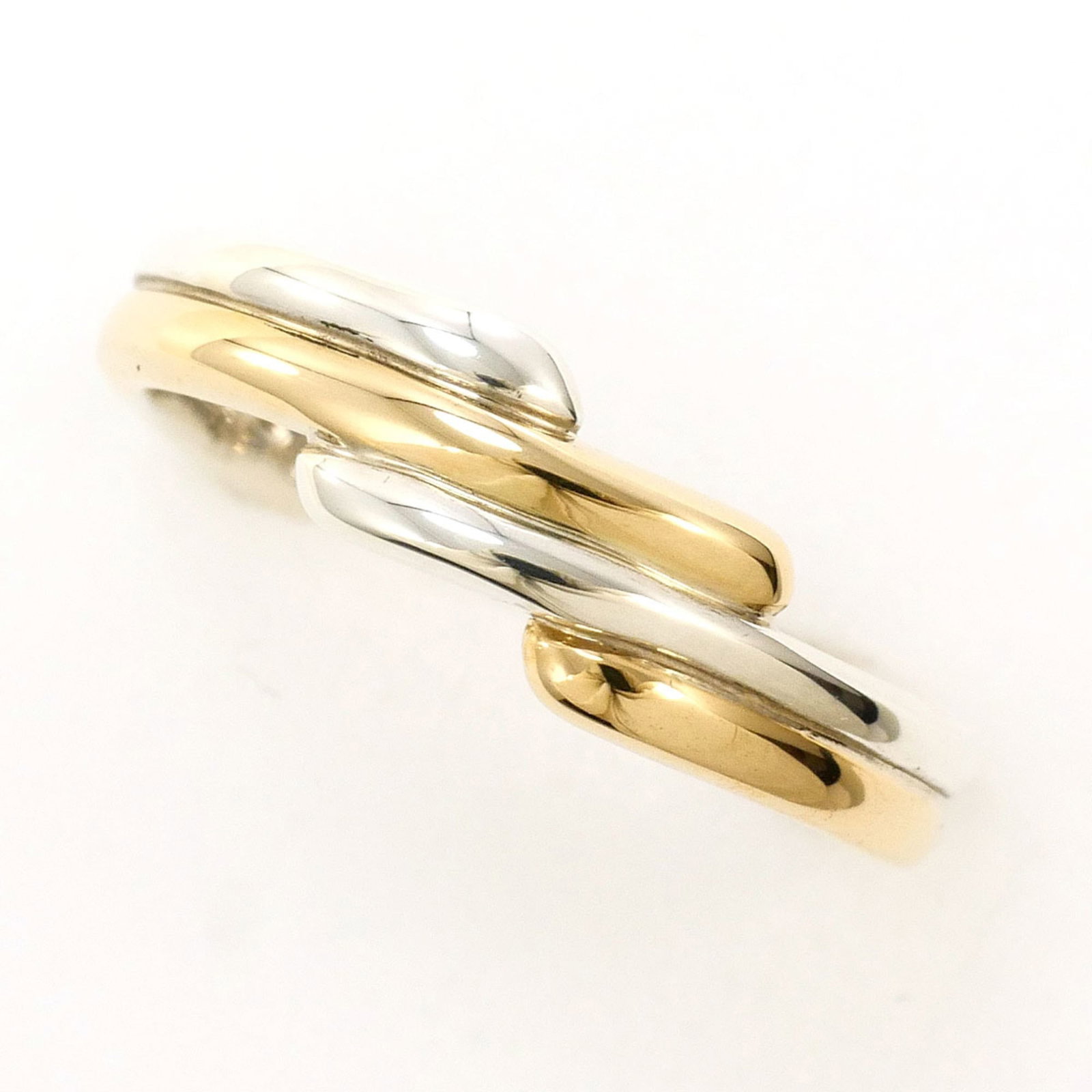 Unbranded Band Ring Silver 925 Yellow Gold (10K): Unbranded Band Ring Silver 925 Yellow Gold (10K) Silver and yellow gold band ring with a 10K metal purity, featuring a mix of silver 925 and 10K yellow gold. The ring is made from high-quality