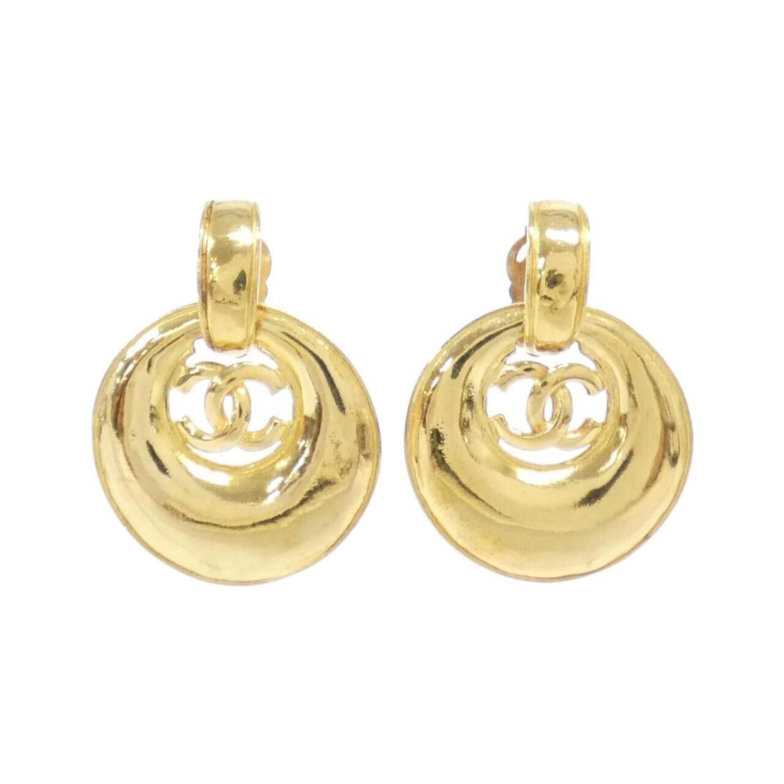 Clip earrings by Chanel: Clip earrings by Chanel Clip earrings by Chanel in gold, measuring 50.00mm x 40.00mm. These clip earrings are designed with a sleek and modern aesthetic, featuring a classic Chanel style. Made from hi