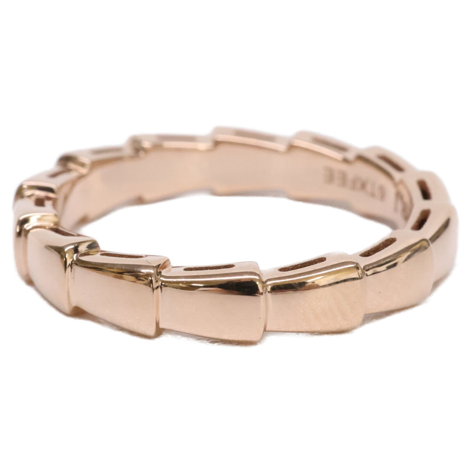 Bvlgari Band Ring Yellow Gold (18K): Bvlgari Band Ring Yellow Gold (18K) Bvlgari Band Ring in Yellow Gold (18K) boasts a sleek, sophisticated design. Made from high-quality yellow gold (18K), this band ring features the iconic Bvlgari br