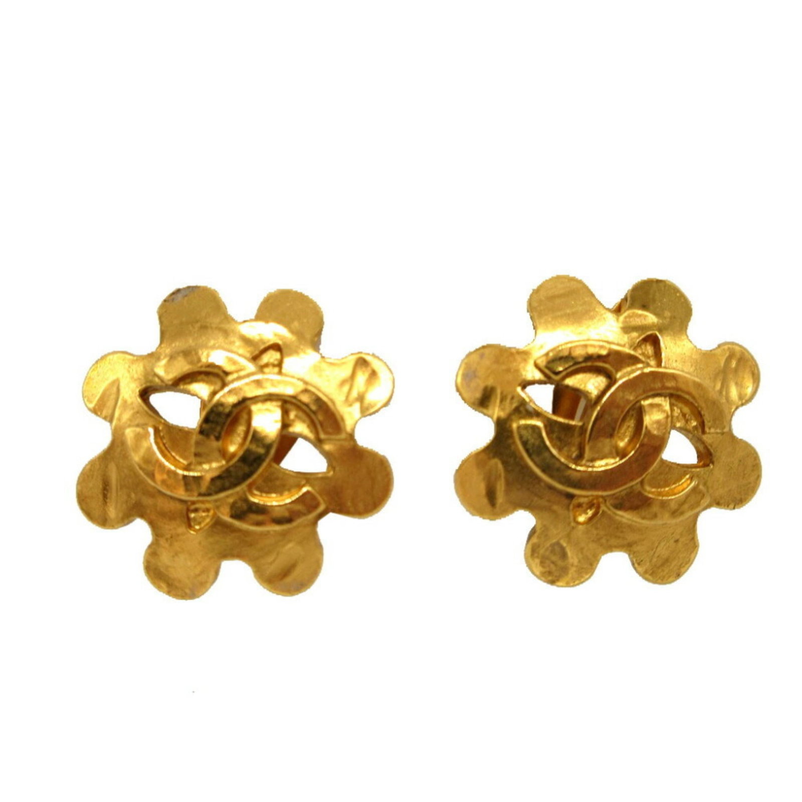 Metal clip earrings by Chanel: Metal clip earrings by Chanel Gold metal clip earrings from the renowned French fashion house Chanel, featuring a sleek and modern design. Measuring 30mm in length and width, these elegant earrings ar
