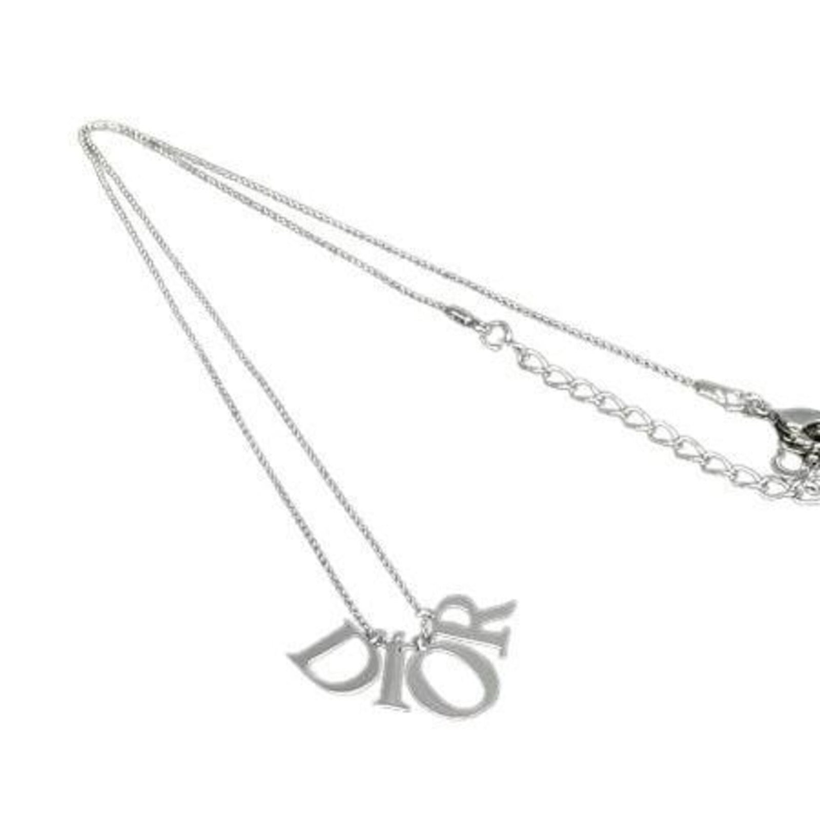 Christian Dior Necklace Silver Metal For Women.: Christian Dior Necklace Silver Metal For Women. Silver metal necklace from Christian Dior, featuring a pendant design. The necklace has a silver metal construction and comes in a size that fits women 