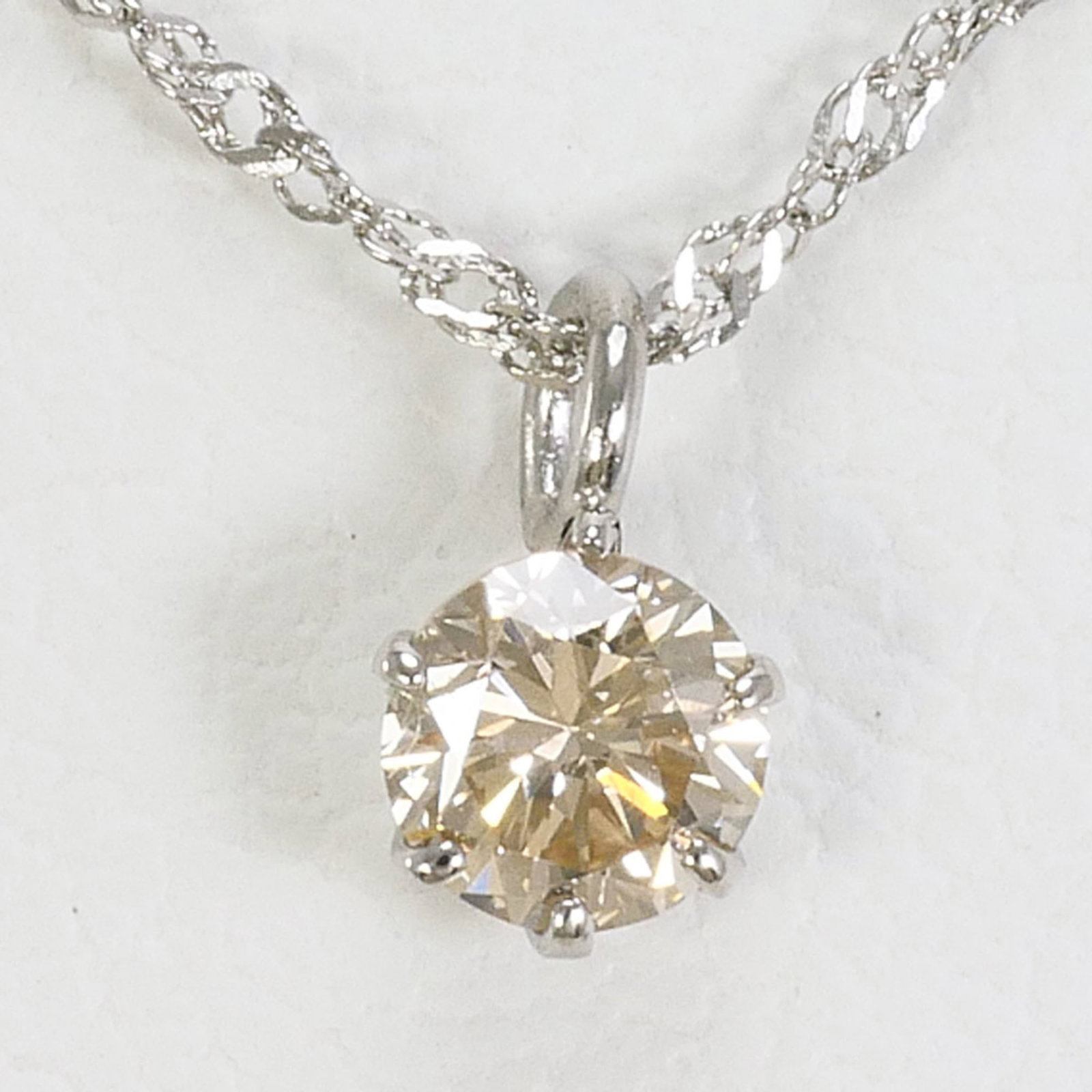 Pt900 Platinum/ Pt850 Necklace With 0.13 Ct Diamond Total Weight 0.6G 42Cm Like New Condition: Pt900 Platinum/ Pt850 Necklace With 0.13 Ct Diamond Total Weight 0.6G 42Cm Like New Condition Platinum/ Pt900 Necklace With Diamond Accent Features A Delicate 42cm Chain And A 4mm x 3mm Pendant, Total