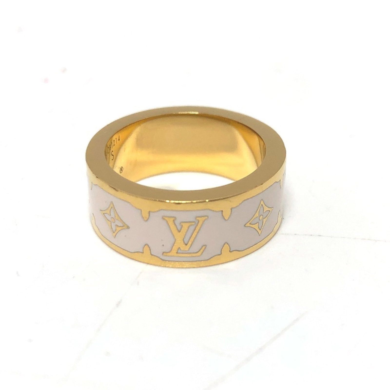 Ring Metal Louis Vuitton Band: Ring Metal Louis Vuitton Band The Louis Vuitton Metal Band Ring features a sleek metal design with a signature touch. This band ring boasts an inner diameter of 16.00mm and comes in a size S US and