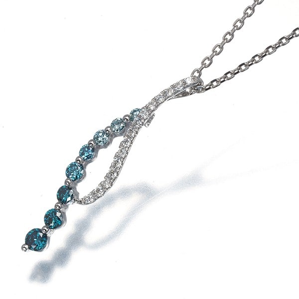 Star Jewelry Necklace Blue & Clear Diamond 0.20Ct/ 0.05Ct 18K Wg: Star Jewelry Necklace Blue & Clear Diamond 0.20Ct/ 0.05Ct 18K Wg Star Jewelry's Blue & Clear Diamond Necklace showcases two captivating diamonds, one blue and one clear, totaling 0.20ct and 0.05ct