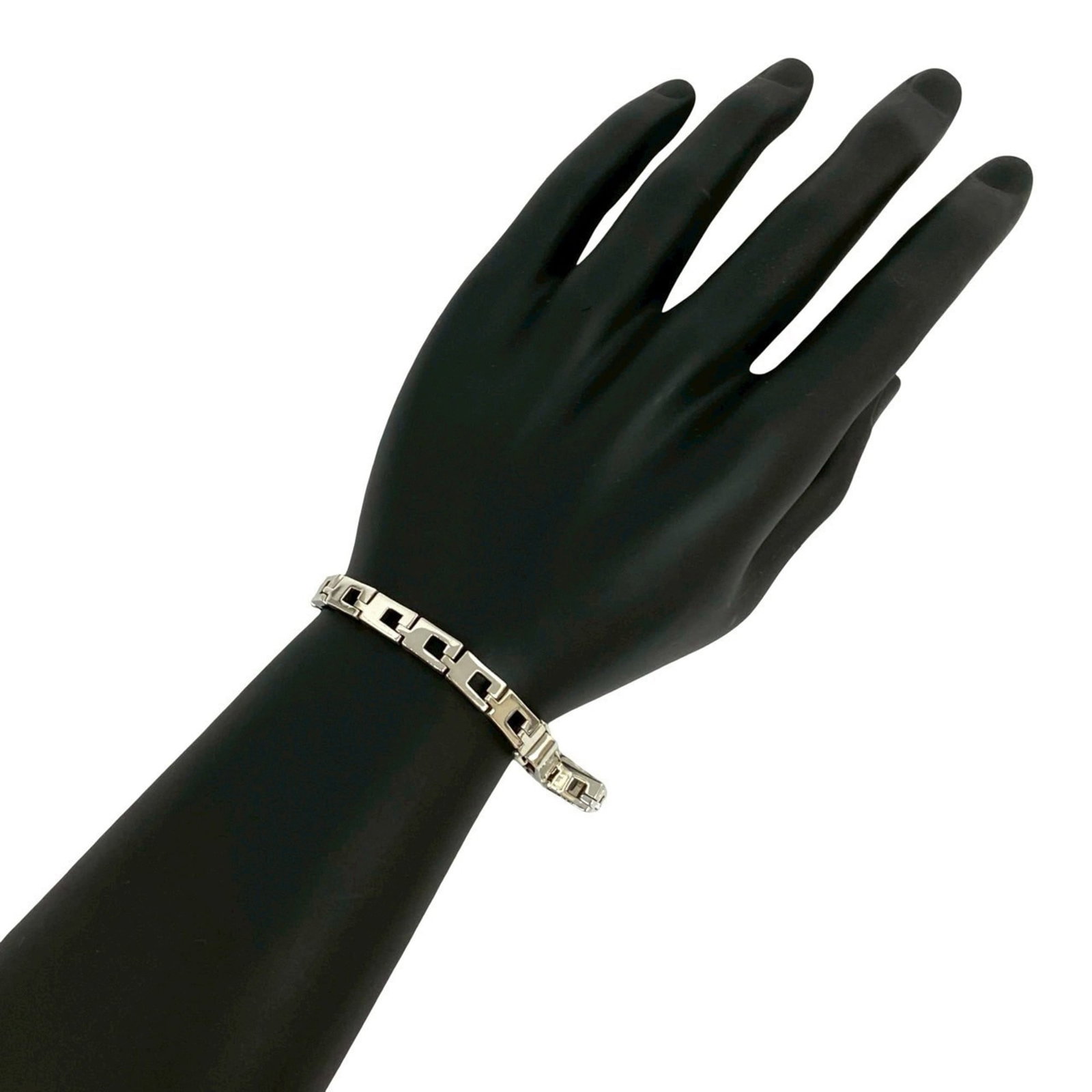 Gucci Charm Bracelet Silver 925: Gucci Charm Bracelet Silver 925 Silver 925 Gucci Charm Bracelet, featuring the iconic Gucci brand. This charm bracelet boasts a sleek silver design with a length of 19cm. A stylish accessory for
