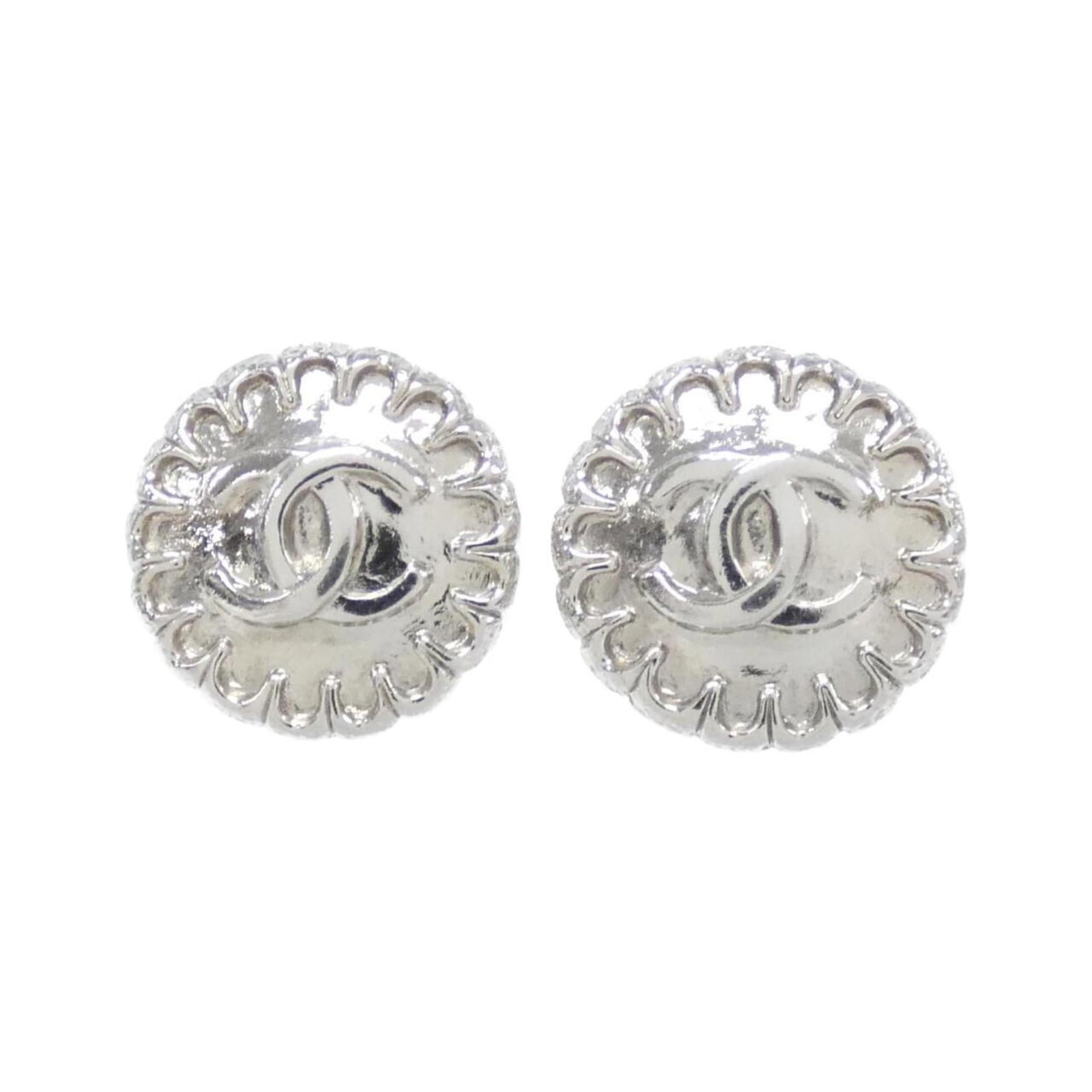 Clip earrings by Chanel: Clip earrings by Chanel Clip earrings by Chanel, crafted in silver with precise dimensions of 22.00mm x 22.00mm, offering a sleek and minimalist design. The elegant clip-on style makes them easy to we