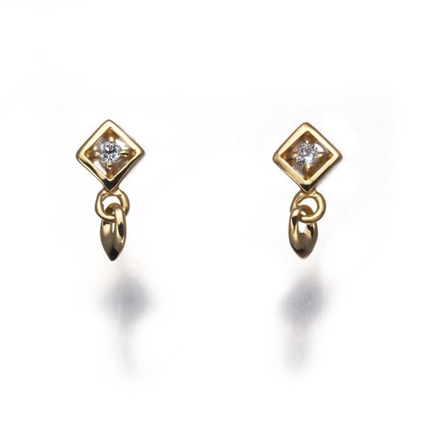 Ete Earrings Diamond 18K 750 Yellow Gold: Ete Earrings Diamond 18K 750 Yellow Gold 18K yellow gold stud earrings feature a natural diamond set in a simple yet elegant design. The diamonds are unmarked for carat weight, adding to their underst