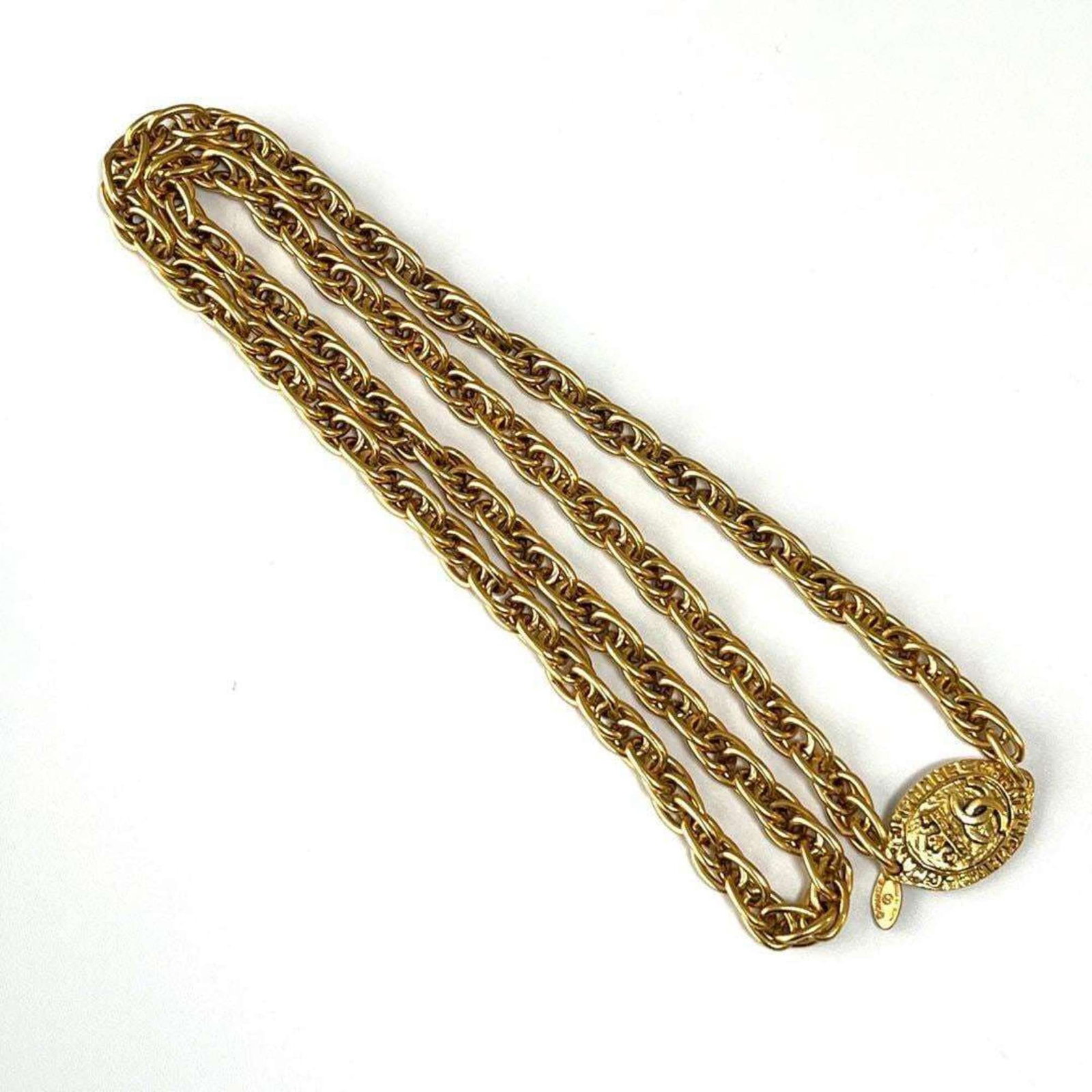 Chanel Women's Long Necklace Pendant: Chanel Women's Long Necklace Pendant Chanel's iconic long necklace pendant features elegant metal design, perfect for adding a touch of sophistication to any outfit. With a circumference of 84 cm /