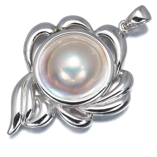 Tasaki Pendant Mabe Pearl 16.8Mm Silver: Tasaki Pendant Mabe Pearl 16.8Mm Silver Tasaki Pendant Mabe Pearl 16.8Mm Silver boasts a striking design featuring a cultured mabe pearl, approximately 16.8mm in size, suspended from a silver