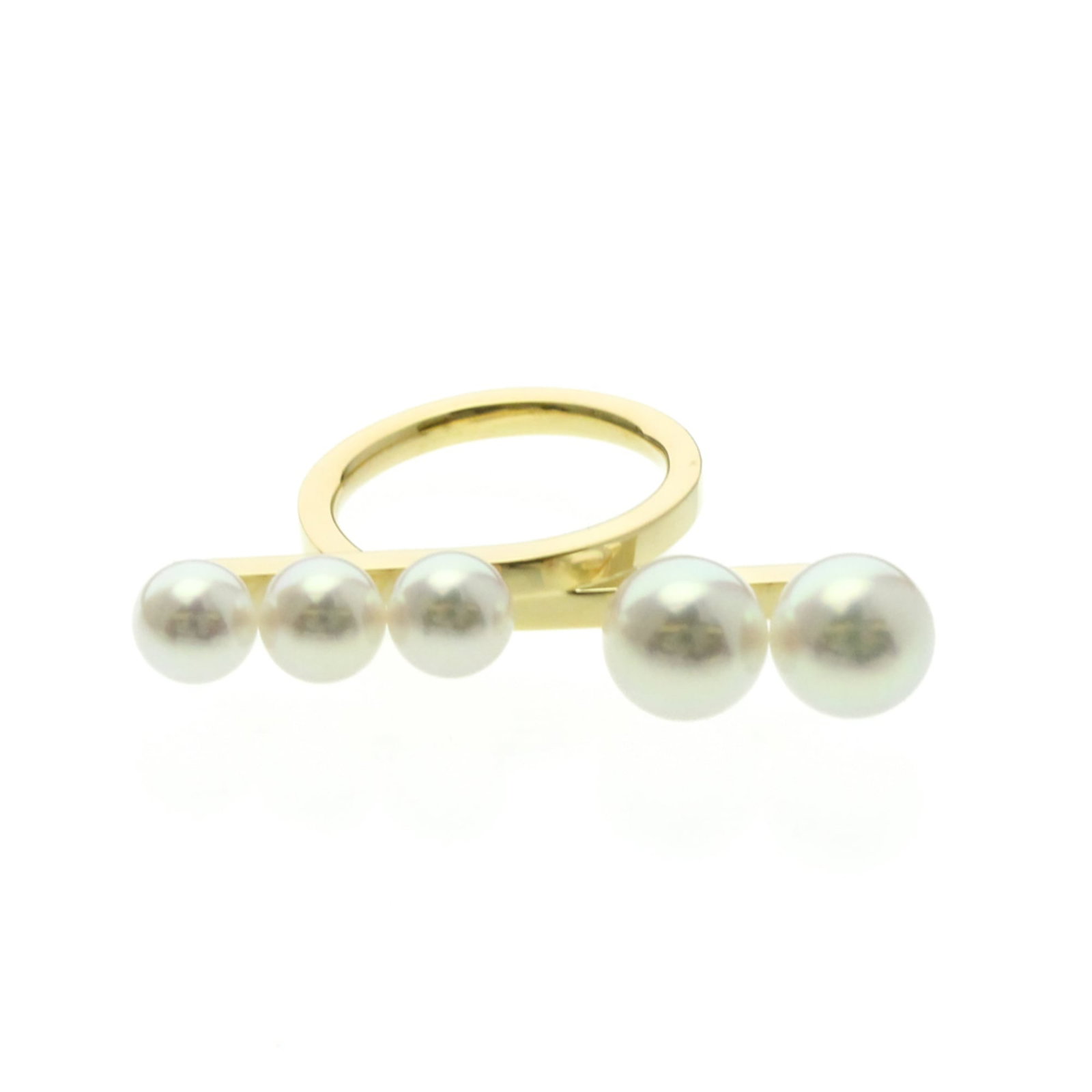 Tasaki Band Ring Yellow Gold (18K): Tasaki Band Ring Yellow Gold (18K) Yellow gold (18K) band ring from Tasaki, featuring a Balance design with a pearl stone. This elegant fashion accessory boasts a slender profile and delicate