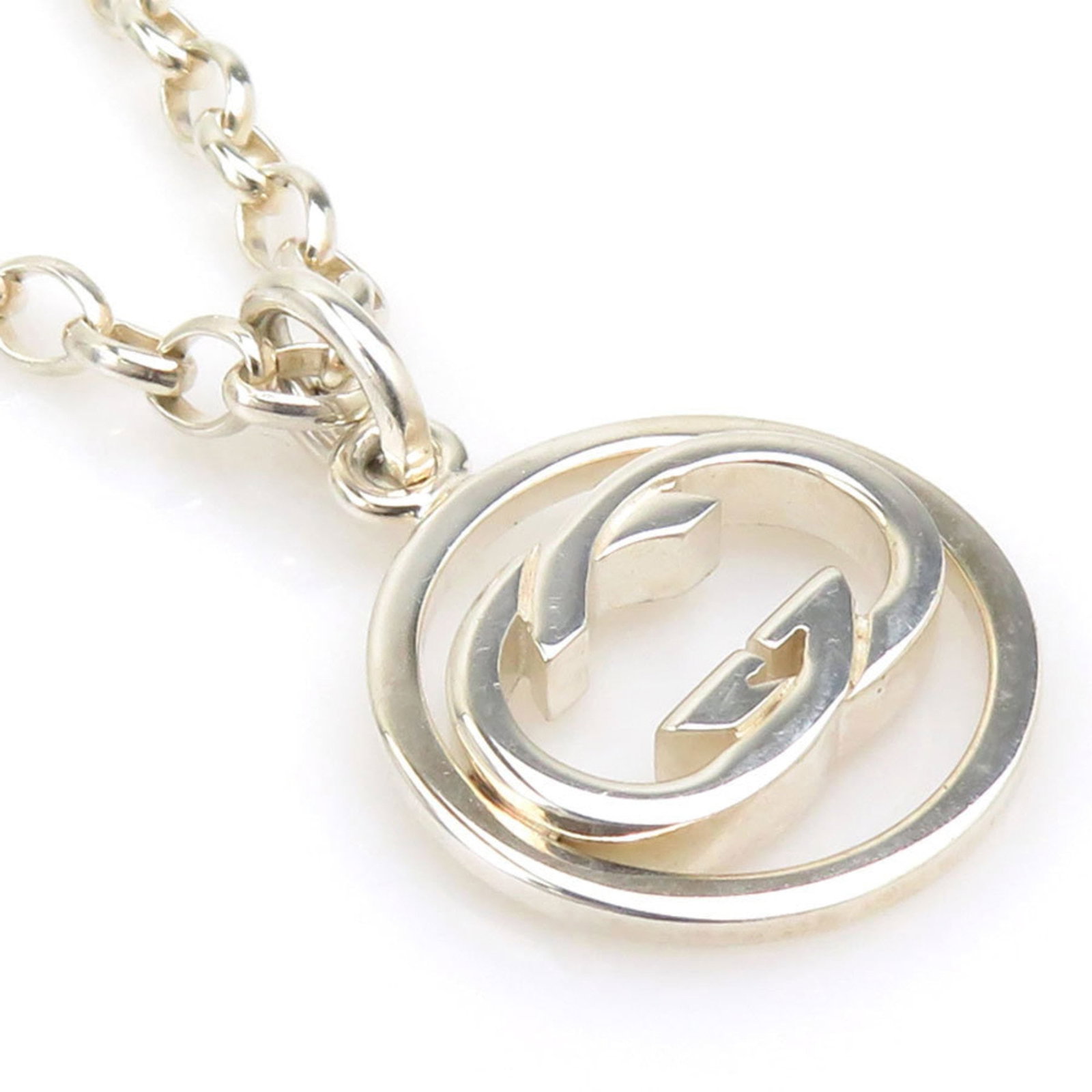 Gucci Necklace In 925 Silver Unisex R10953K: Gucci Necklace In 925 Silver Unisex R10953K Gucci's 925 Silver Unisex Necklace boasts a sleek design with a 19mm x 19mm silver pendant, suspended from a sturdy chain. This elegant piece comes in a