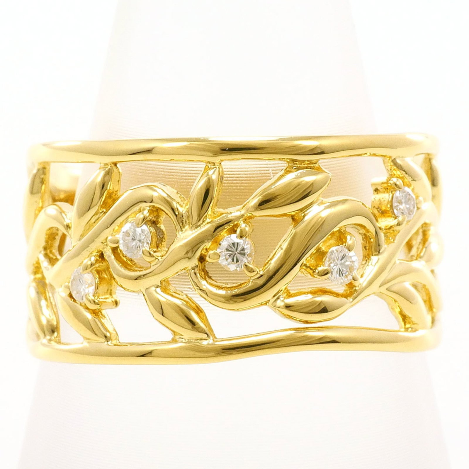 Unbranded Band Ring Yellow Gold (18K): Unbranded Band Ring Yellow Gold (18K) Yellow gold band ring with a 0.11ct diamond, crafted from 18K metal for a touch of elegance and sophistication. This unbranded piece boasts a classic design, perf