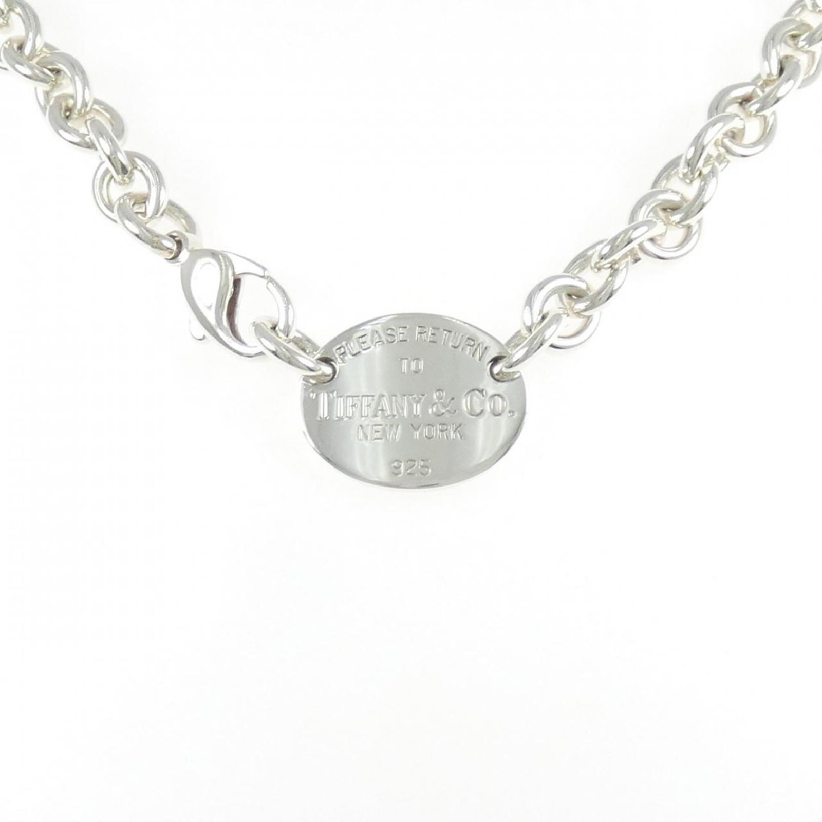 Return To Tiffany Necklace: Return To Tiffany Necklace Silver Tiffany Necklace Pendant, 39 cm adjustable chain, bears a signature. The pendant measures 17.1mm x 22mm and is made from 925 silver. This necklace features a classic