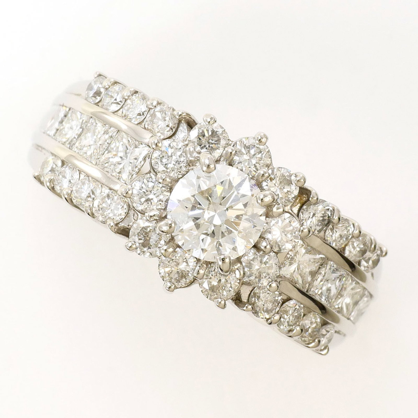 Ring Band Platinum Unbranded 900: Ring Band Platinum Unbranded 900 Platinum ring band with a diamond stone, available in US size 6 and JP size 11.5, weighing 9.6g. The platinum metal has a thickness of 10mm and is made from Platinum