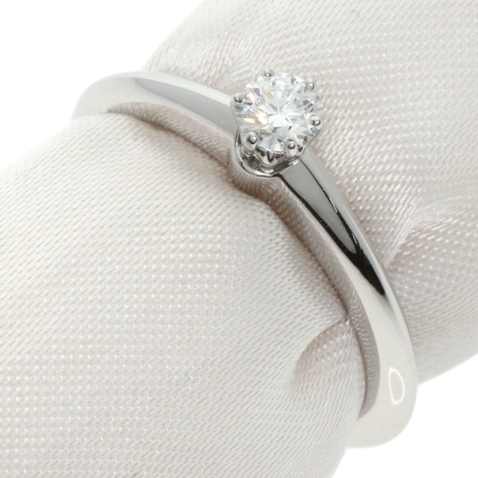 Ring Tiffany Band: Ring Tiffany Band Platinum ring band with a 0.18 carat diamond, available in US size 6 and Japanese size 11, weighing 4.5g. The item includes a diamond grading report for added assurance. This