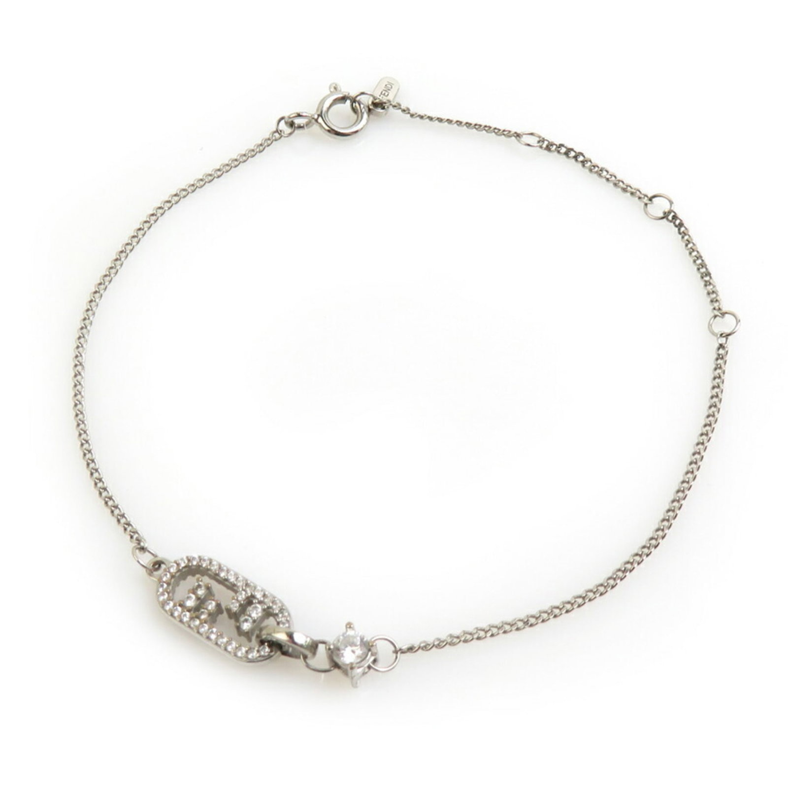 Metal Charm Fendi: Metal Charm Fendi Silver Metal Charm Fendi bracelet, measuring 19cm in length. This charm bracelet features metal material and bears the Fendi brand name. The item's design is characterized by its sim