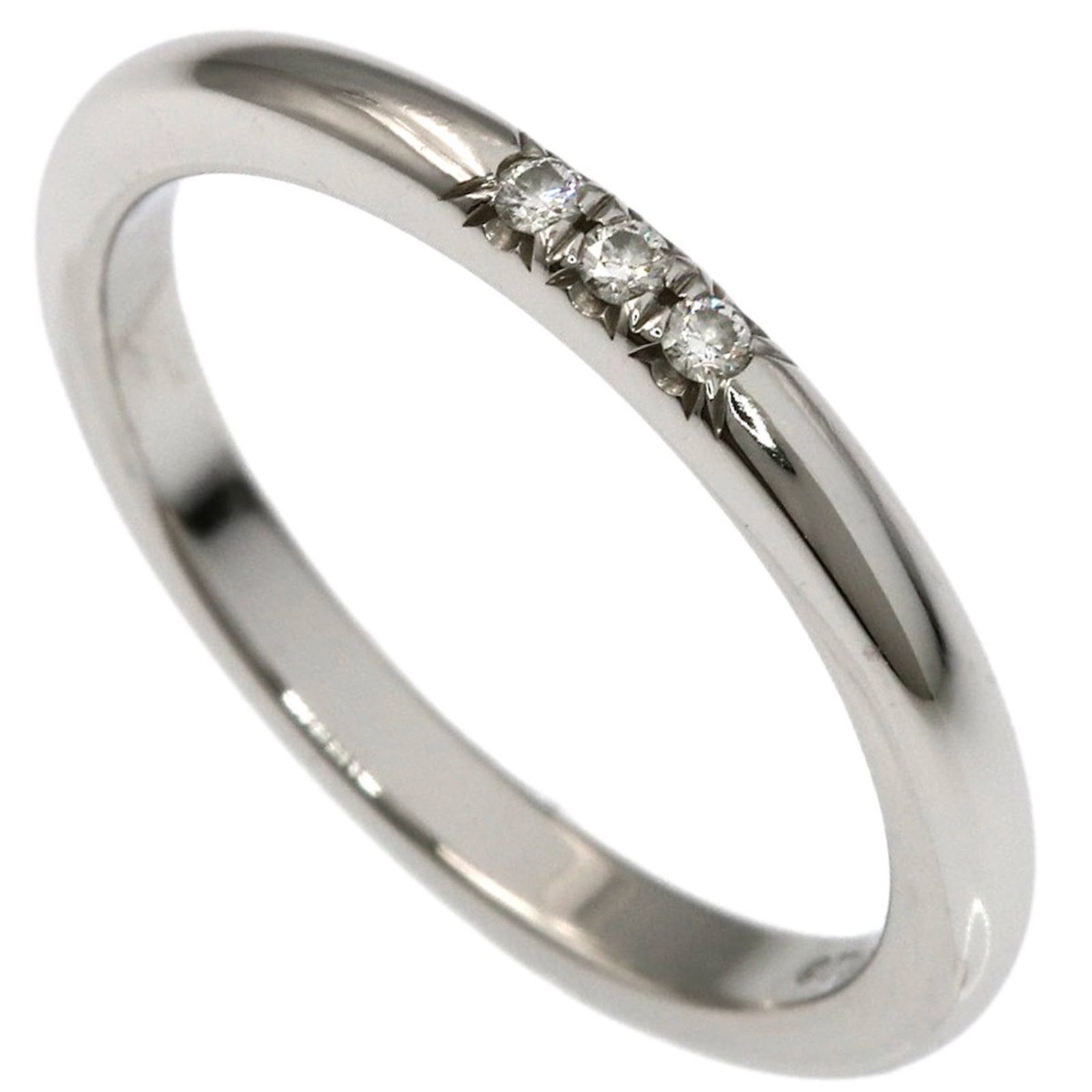 Tiffany platinum ring band: Tiffany platinum ring band Tiffany platinum ring band, crafted from high-quality 950 platinum, features a sleek and sophisticated design. This elegant band boasts a classic style that complements a