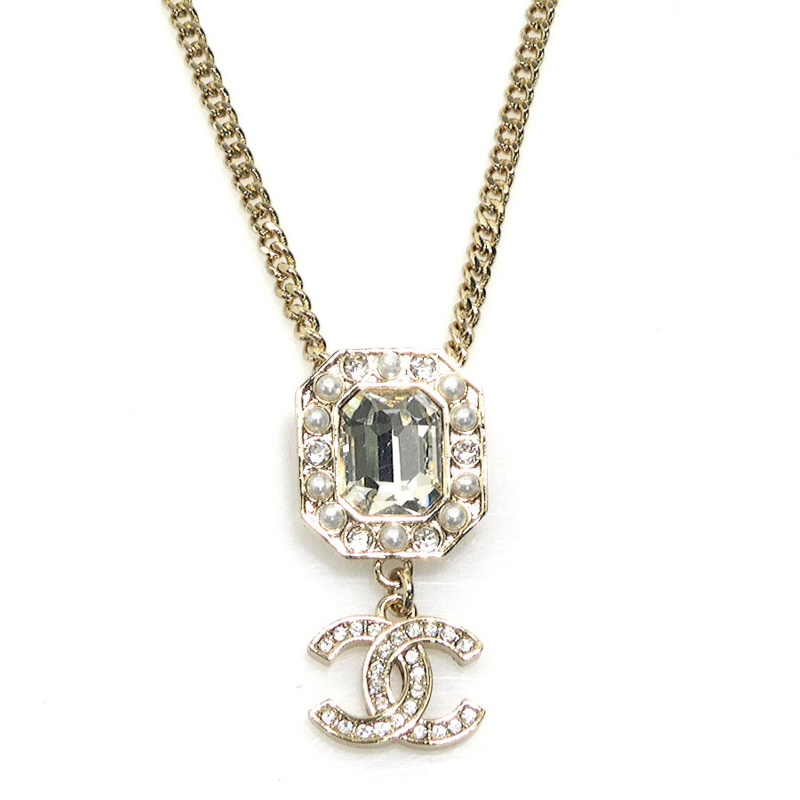 Women's necklace gold metal H31791G: Women's necklace gold metal H31791G Gold metal necklace from Chanel, featuring a 32mm x 15mm pendant. This Italian-made piece boasts a sleek design with a gold metal finish and measures 59 cm in