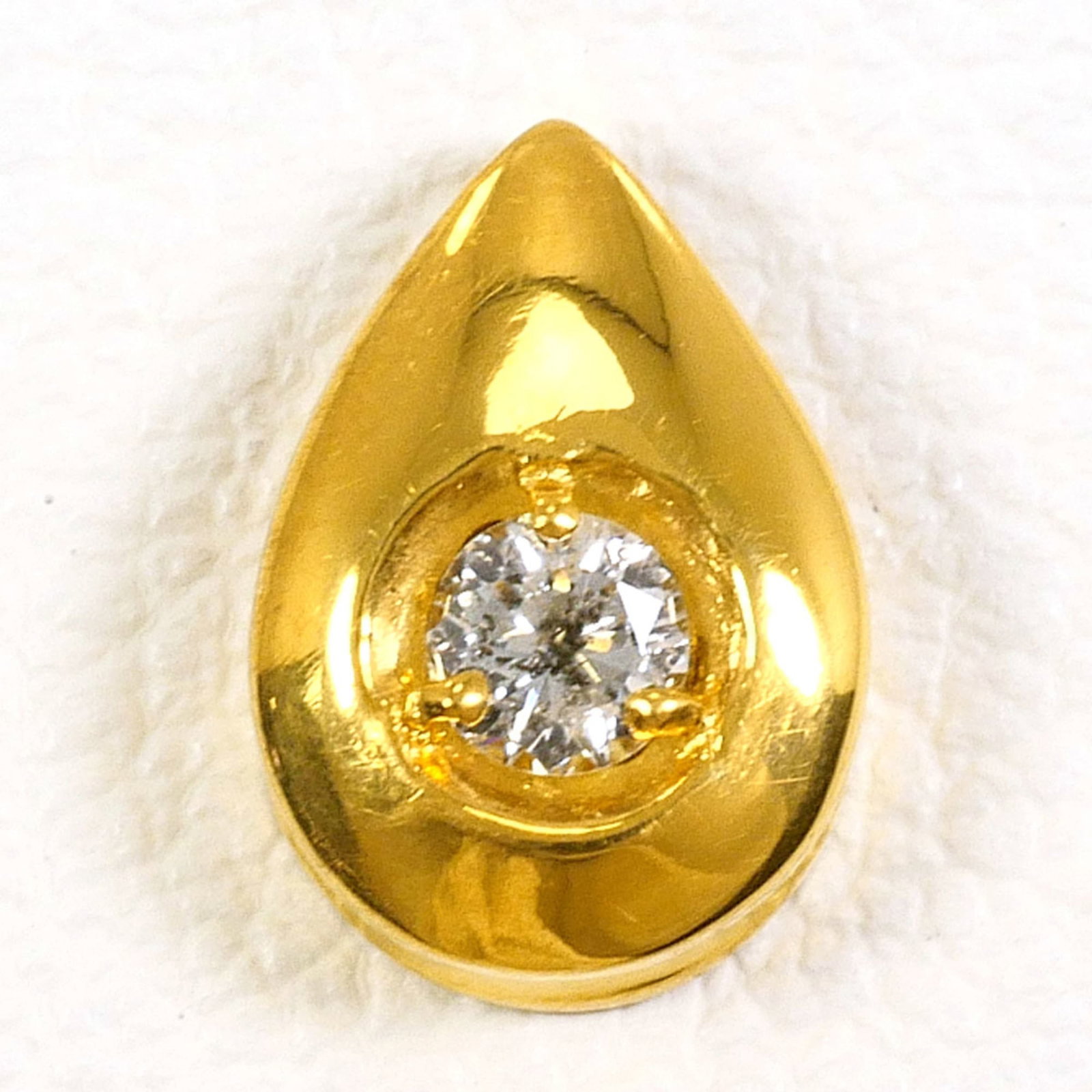 24K yellow gold pendant with 0.1ct diamond total weight 0.8g like new: 24K yellow gold pendant with 0.1ct diamond total weight 0.8g like new 24K yellow gold pendant with a total weight of 0.1ct diamonds, totaling 0.8g, like new in condition. The pendant measures 10mm x