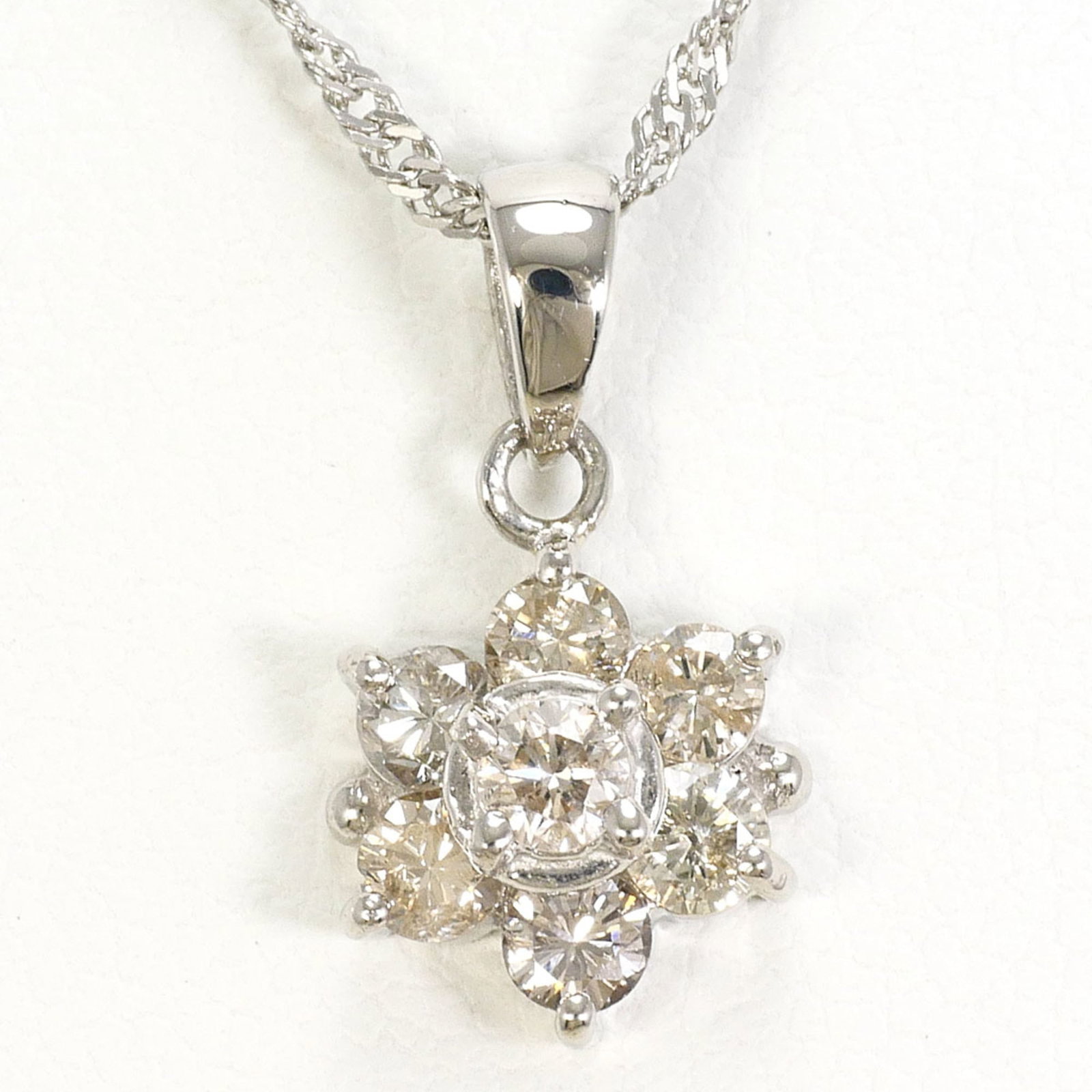 Platinum Pt900 Necklace Like New Brown Diamond 40cm Total Weight 3.3g No Carat: Platinum Pt900 Necklace Like New Brown Diamond 40cm Total Weight 3.3g No Carat Platinum Pt900 Necklace features a stunning brown diamond weighing 3.3g, set in high-quality platinum metal. The