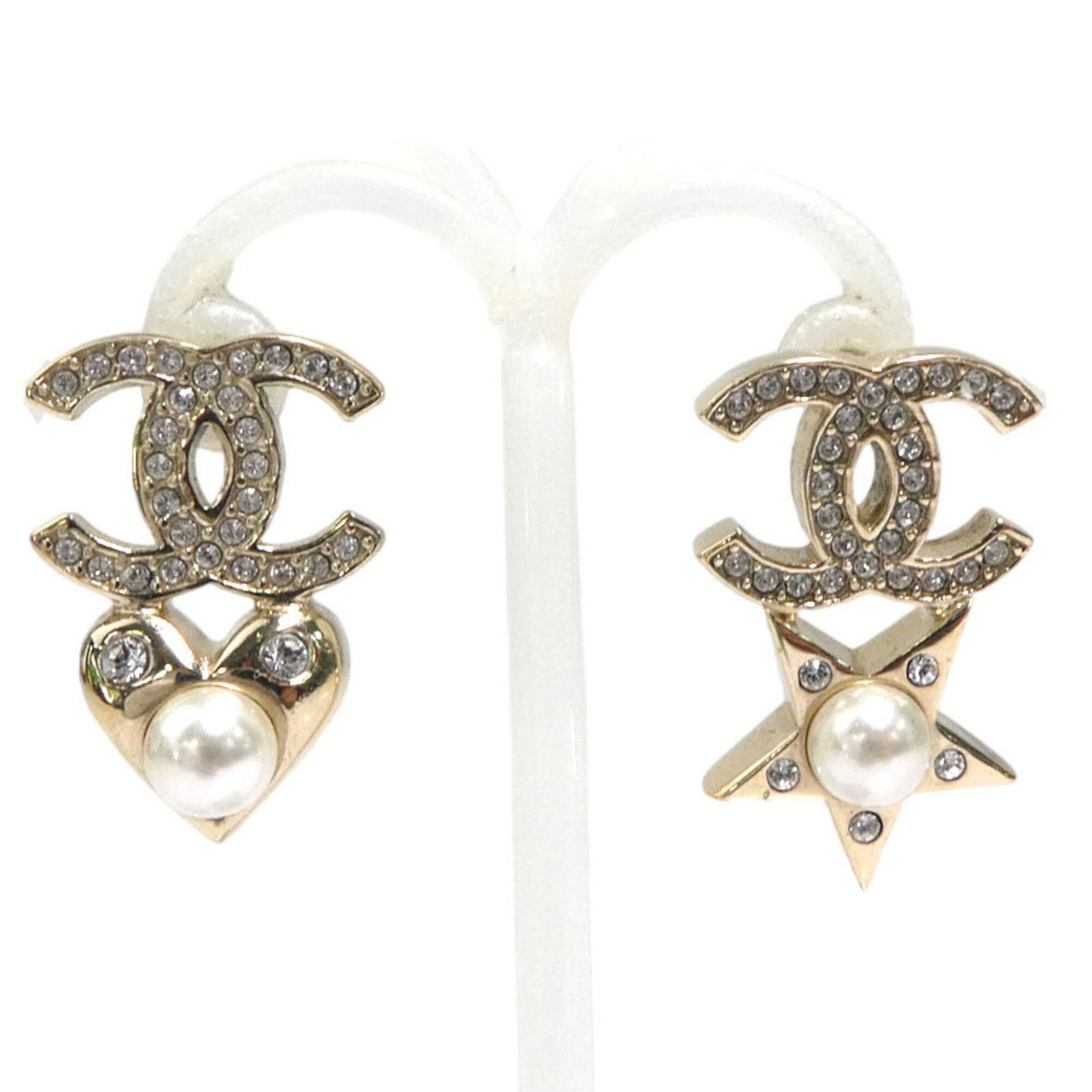 Chanel Clip Earrings Artificial Pearl Metal Rhinestone: Chanel Clip Earrings Artificial Pearl Metal Rhinestone Item Specifics: Brand: Chanel Country of Origin: Italy Type: Clip earrings Gender: Women Material: Artificial pearl, Metal, Rhinestone Color: