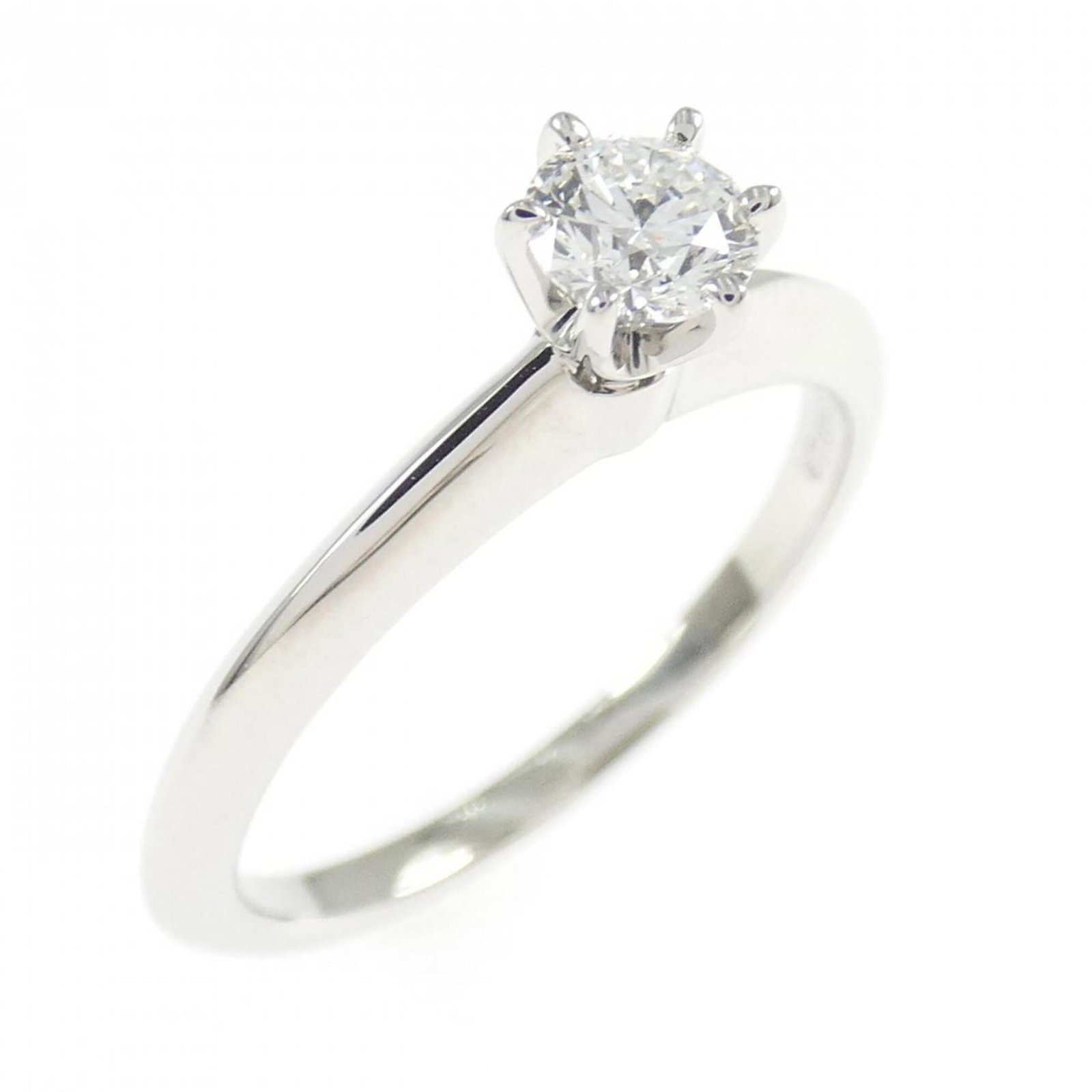 Tiffany platinum ring band: Tiffany platinum ring band Platinum band ring from Tiffany featuring a 0.28ct F color diamond with VVS2 clarity, set in a sleek 5.1mm wide design that fits US Size 6 and JP Size 11.5. The ring's