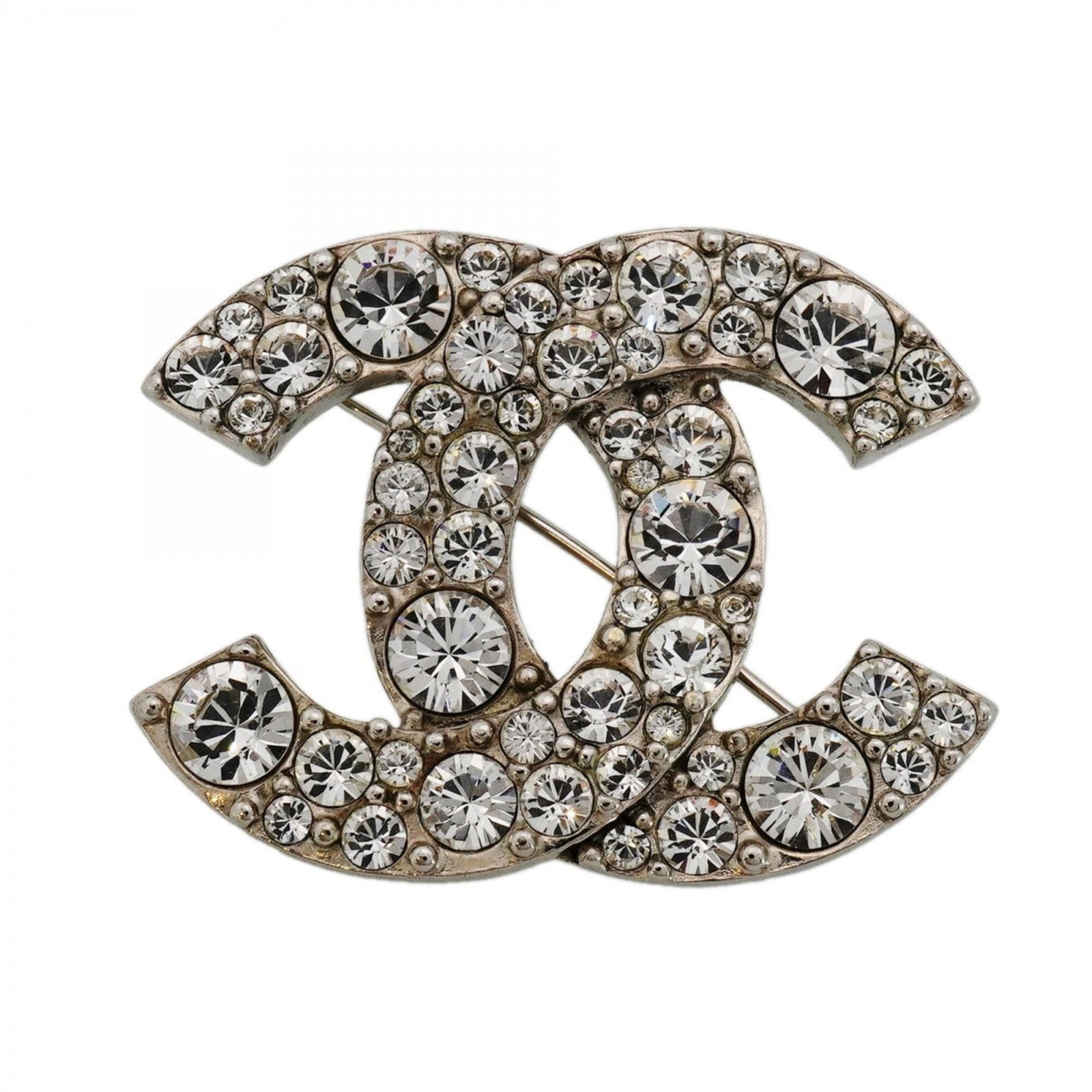 Metal Rhinestone Chanel: Metal Rhinestone Chanel Metal Rhinestone Chanel brooch features intricate metal work and sparkling rhinestones in silver. The brooch measures 3.53cm x 4.52cm, making it a striking accessory for any