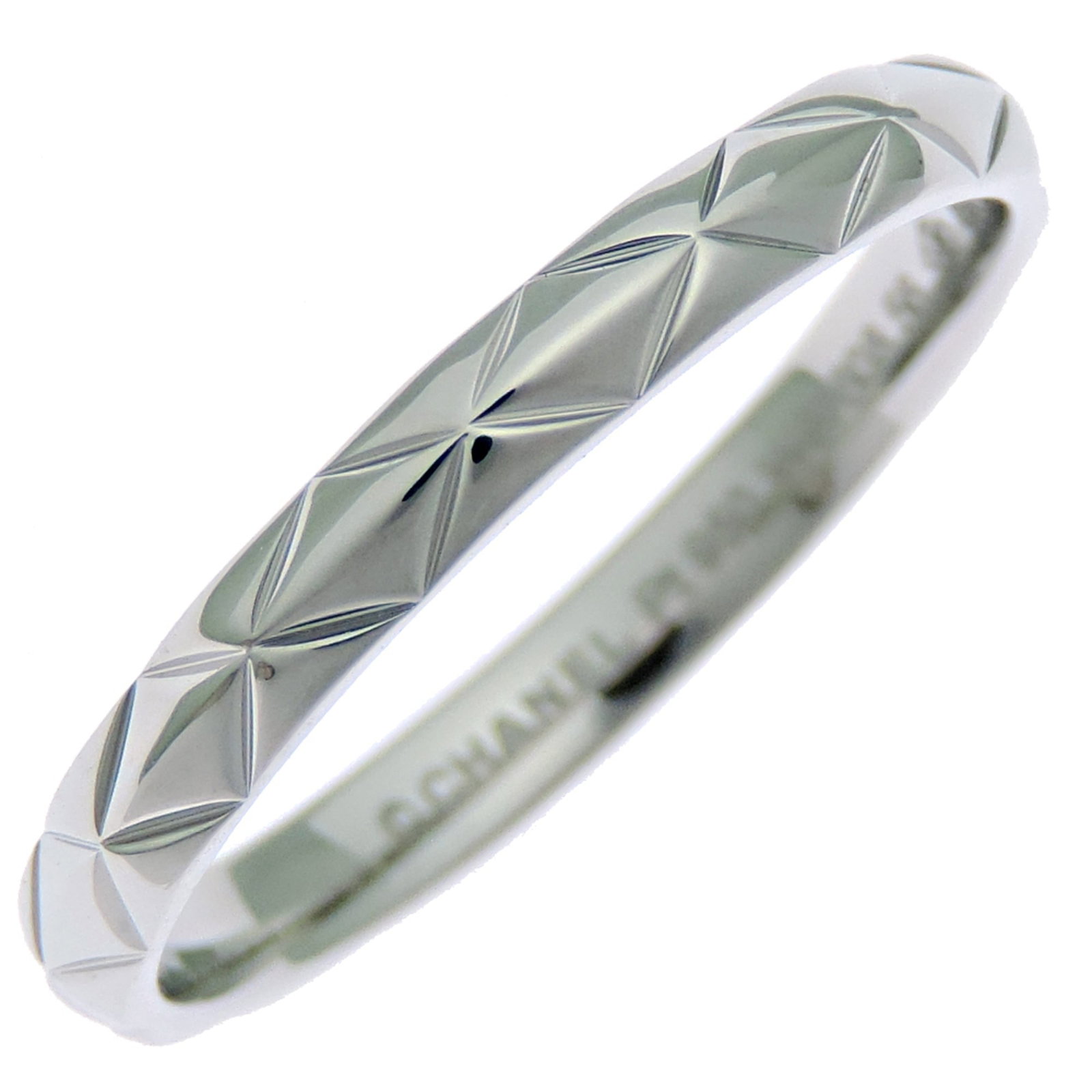 Ring in platinum 950 by Chanel: Ring in platinum 950 by Chanel Platinum 950 band ring from Chanel, available in US size 8 and JP size 16. This elegant piece features platinum 950 material and a classic design that suits both men
