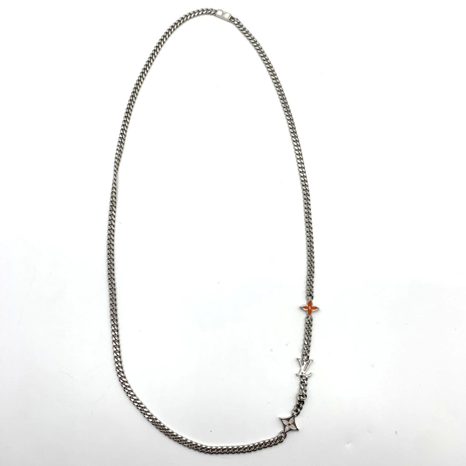 Men's metal necklace with Louis Vuitton monogram, silver.: Men's metal necklace with Louis Vuitton monogram, silver. Metal necklace with the iconic Louis Vuitton monogram in silver, featuring a classic design that showcases the brand's signature style. The