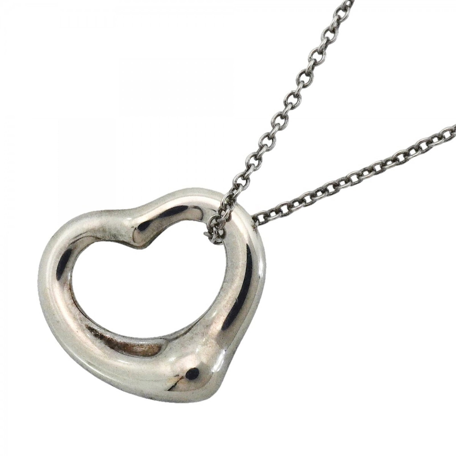 Tiffany & Co. Heart Necklace Sterling Silver 925 Women'S: Tiffany & Co. Heart Necklace Sterling Silver 925 Women'S Tiffany & Co. Heart Necklace Sterling Silver 925 Women'S - A timeless piece of elegance, this sterling silver necklace features a beautiful hea