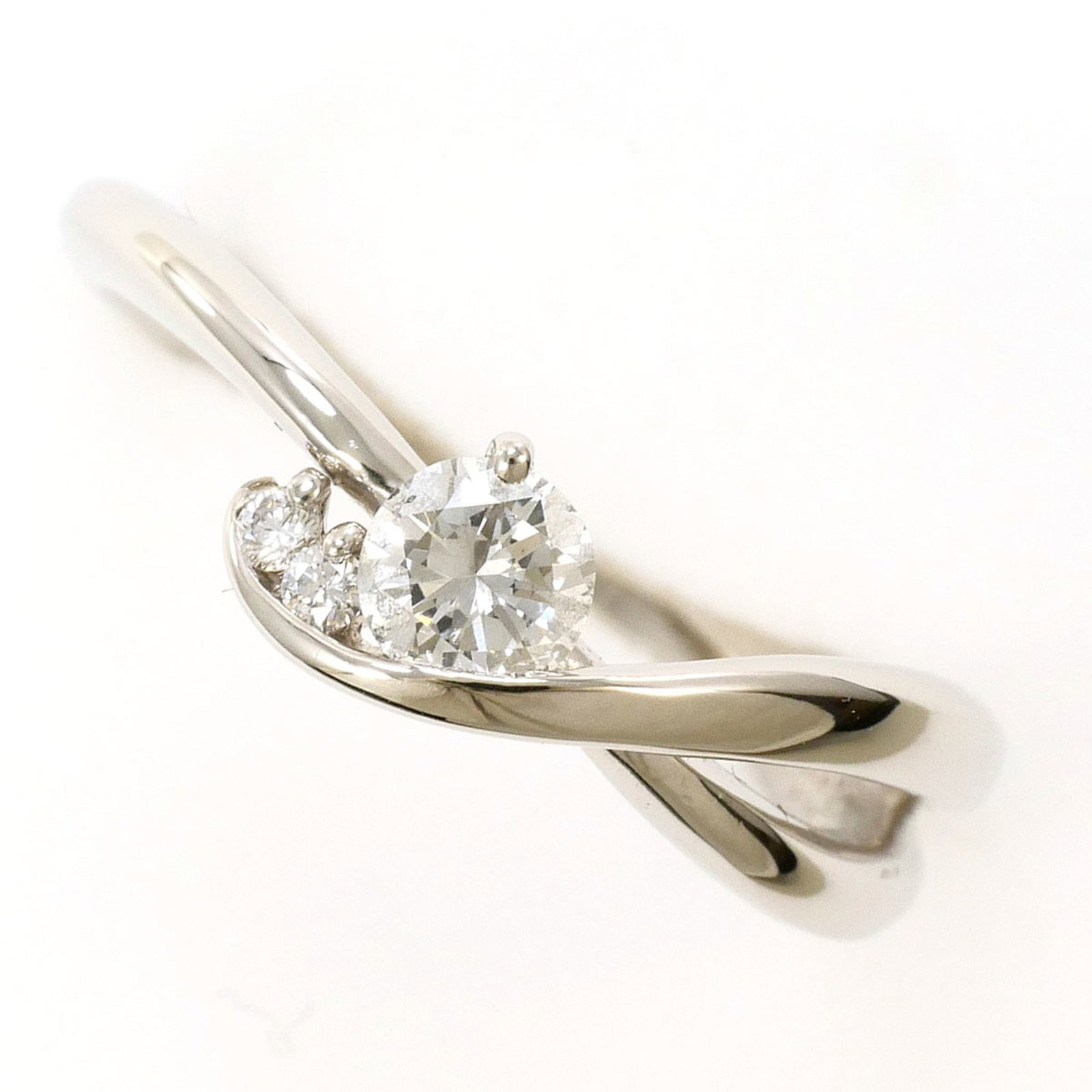 Ring Band Platinum Unbranded 900: Ring Band Platinum Unbranded 900 Platinum band ring features a diamond stone, set in a high-quality platinum metal alloy (900). The ring has a sleek design with a width of 5mm and weighs 3.9g.