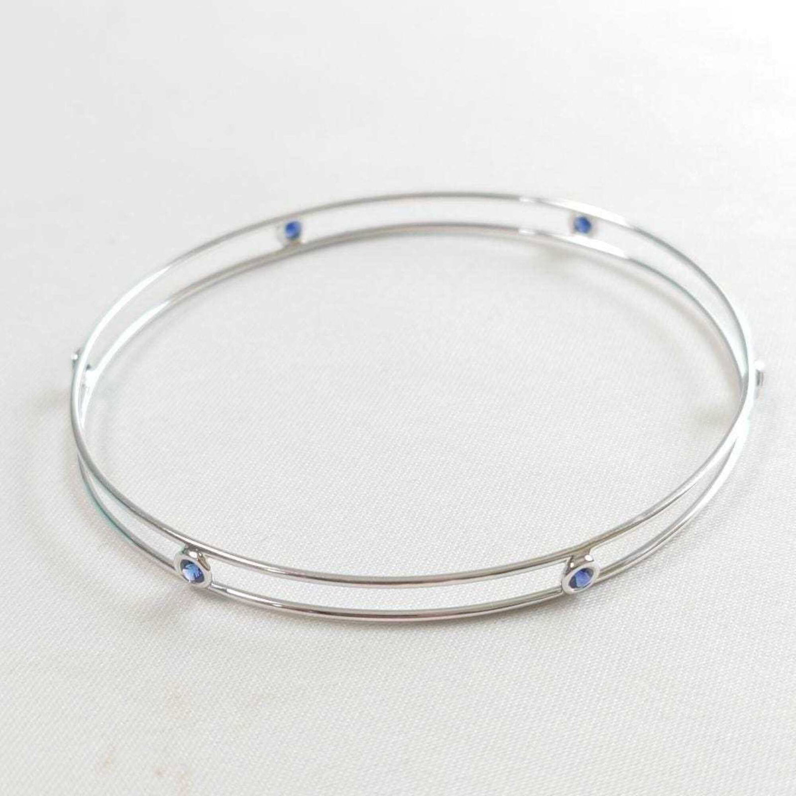 Tiffany Bangle White Gold (18K): Tiffany Bangle White Gold (18K) Tiffany Bangle White Gold (18K) features an elegant design crafted from high-quality white gold, measuring 18.5cm in length. This stylish bangle boasts a classic aesthe