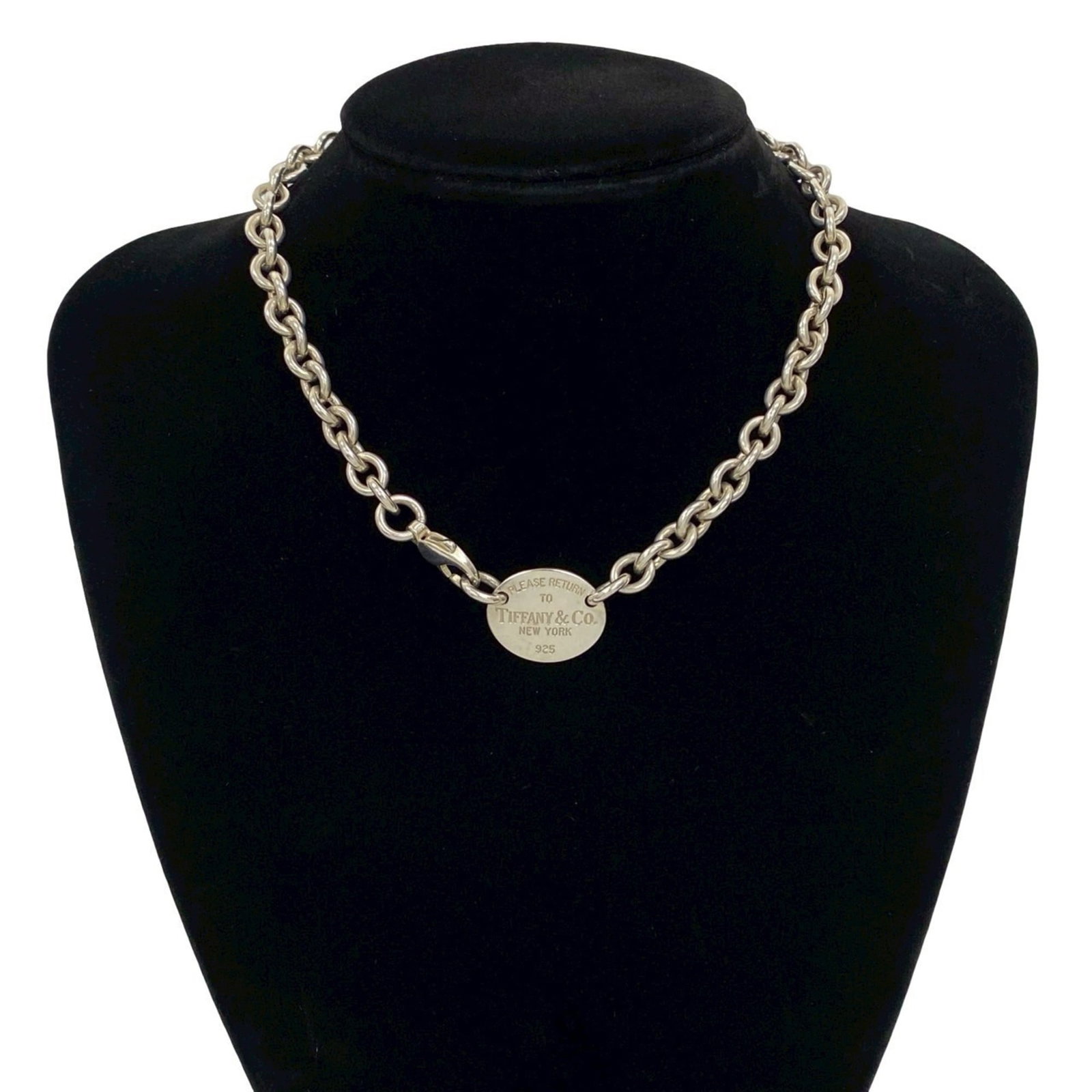 Tiffany & Co. Tiffany Return To Oval Necklace 925 Sterling Silver Chain Choker Pendant 27518: Tiffany & Co. Tiffany Return To Oval Necklace 925 Sterling Silver Chain Choker Pendant 27518 925 Sterling Silver Chain Choker Pendant from Tiffany & Co. features an elegant oval design with a 17mm x
