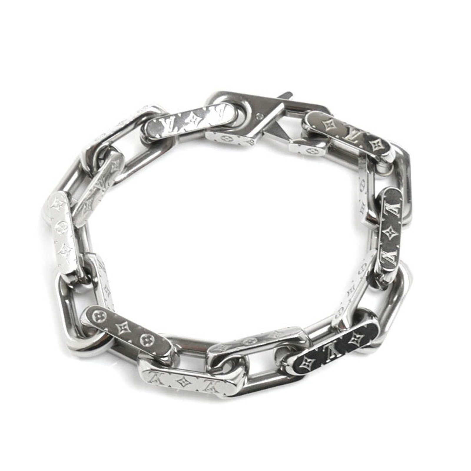 Metal Charm Louis Vuitton: Metal Charm Louis Vuitton Silver metal charm from Louis Vuitton, bearing the MPN M00308. This charm bracelet measures 19cm in length and features a silver material with a distinctive color. Made in
