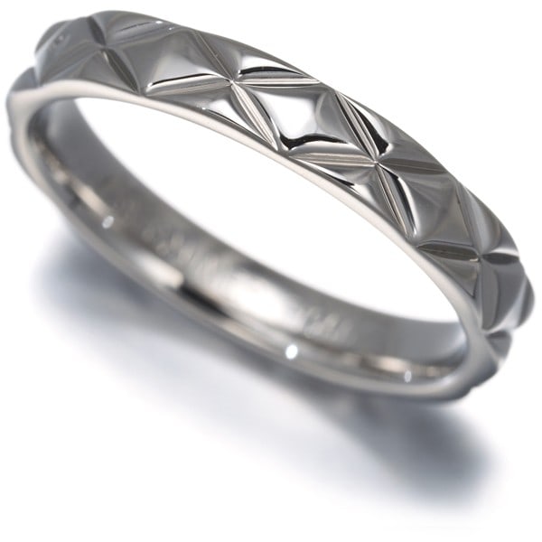 Chanel ring matelasse medium platinum eu58 950: Chanel ring matelasse medium platinum eu58 950 Chanel's medium platinum matelasse ring boasts a sleek, understated design with a 3.5mm wide band, perfect for everyday wear. This elegant piece