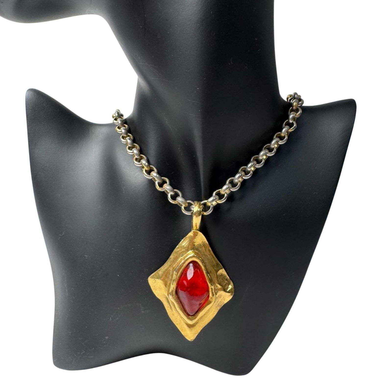 Saint Laurent Yves Vintage Necklace Colored Women Stones With: Saint Laurent Yves Vintage Necklace Colored Women Stones With Gold and red colored resin stones adorn a metal necklace, measuring 66 cm in circumference. The pendant itself stands 70mm x 45mm in size,