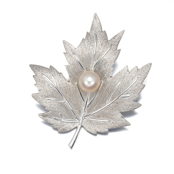 Mikimoto Brooch Akoya Pearl 6.6Mm Leaf Silver: Mikimoto Brooch Akoya Pearl 6.6Mm Leaf Silver The Mikimoto Brooch Akoya Pearl features a stunning 6.6mm leaf-shaped akoya pearl set in silver, showcasing the beauty of cultured pearls. This elegant br